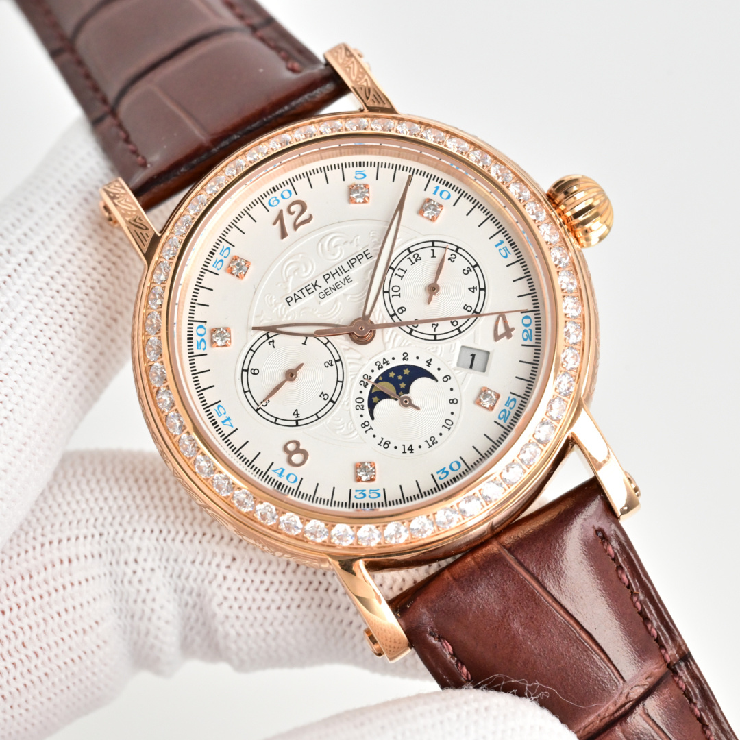 NO:641487,Produced by TW, white case, gold case, 50 diamonds, TW Factory Patek Philippe R73 PP complex function series - purely handmade - carved watch - stunning debut. The 42 mm diameter is suitable for popular male hands, very business or leisure. The entire watch case is hand-engraved with patterns, strong visual impact, unforgettable, and the physical texture is more beautiful. 1. Imported with  Multi-function movement [non-market ordinary domestic movement] (zero repair) function (24 hours, week/star/month) This watch has a 38-48 hour power reserve. 2. Imported 316L stainless steel, using 18k quality furnace vacuum plating!  3. Paired with exclusive customized square scale cowhide strap. 4. Wear-resistant and scratch-resistant sapphire glass mirror!  530 meters waterproof level. Patek Philippe is simple but not simple!  The quality of the actual shooting is the same!  Luxurious and exquisite recommended men’s multifunctional mechanical watch. The best luxury recommendation for gift giving, please look for TW’s exclusive quality, patek philippe, cowhide19860909TW 出品 白壳 金壳 钻50 TW Factory 百达翡丽 Patek Philippe R73 PP 复杂功能系列-纯手工-雕花腕表-惊艳登场,42毫米的表径适配大众男性手寸,非常商务可亦休闲.整表表壳手工雕刻花纹,视觉冲击力强,令人过目不忘,实物质感更加优美.  1搭配进口 多功能机芯【非市场普通国产机芯】（零返修）功能（24小时,星期/星辰/月份）此腕表拥有38-48小时动力储备. 2进口316L精钢,采用18k品质炉内真空电镀！ 3搭配独家定制方形鳞纹牛皮表带 4耐磨防刮蓝宝石玻璃镜面！ 530米生活防水等级. 百达翡丽（Patek Philippe） 简约而不简单！实物拍摄品质如一！奢华精致推荐男士多功能机械腕表 送礼最佳奢华推荐请认准TW独家品质,,patek philippe,cowhide,Watch