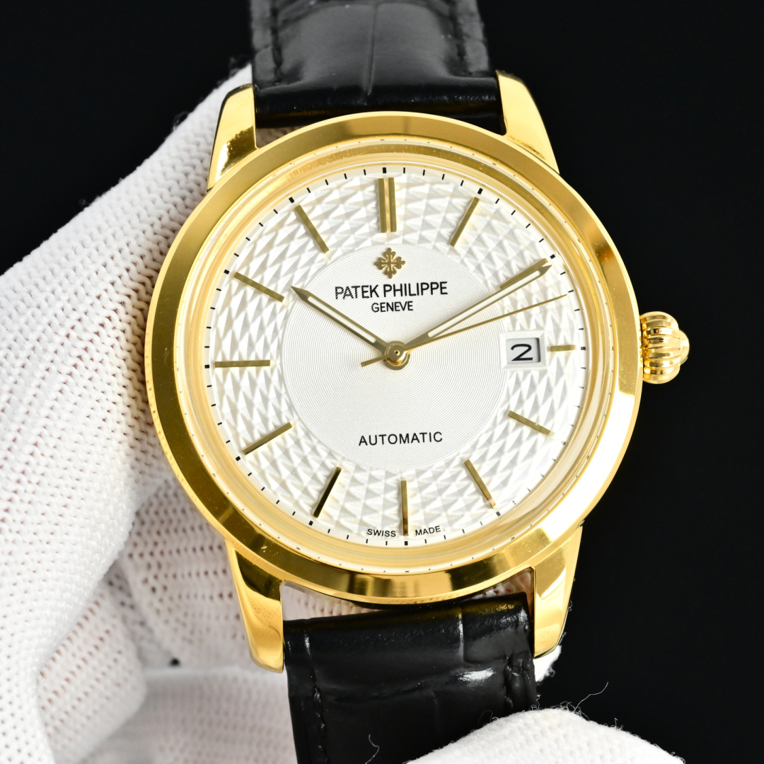 NO:662915,Produced by TW, white case and gold case, TW Factory Patek Philippe PP GV3 pot lid glass, the highest version watch on the market!  The TW watchmaker team spent 6 months carefully designing, daring to be the first, breaking through multiple technical bottlenecks, and striving for perfection!  [Case] The market's exclusive latest pot lid glass material, 12 scales integrated with the glass, with a strong 3D three-dimensional effect, ultra-thin craftsmanship, diameter 40mm. [Movement] The watch adopts the original movement, with a vibration frequency of 28,800 times per hour, and zero repair quality. [Strap Buckle] The style is matched with Italian cowhide to make the wrist more comfortable and comfortable. The watch buckle is engraved with a classic logo, generous and classy.  No one really owns Patek Philippe, they just keep it for the next generation. Luxurious and exquisite recommended men’s mechanical watches. Best luxury recommendations for gifts. Please look for TW’s exclusive quality, patek philippe, cowhide19860909TW 出品 白壳 金壳 TW Factory百达翡丽 PP GV3 锅盖玻璃 市场最高版本腕表！TW制表师团队历时6个月精心设计,敢为人先,突破多层技术瓶颈,力求完美！【表壳】市场独家最新锅盖玻璃材质,12个刻度与玻璃融为一体,具有超强3D立体感,超薄工艺,直径40mm.【机芯】腕表采用原装机芯,每小时振频28800次,零返修质量.【表带扣】款式搭配意大利牛皮让手腕更贴合舒适,腕表表扣上面刻经典标志,大方富有档次. 没有人真正拥有百达翡丽,只不过为下一代保管而已.奢华精致推荐男士机械腕表 送礼最佳奢华推荐请认准TW独家品质,,patek philippe,cowhide,Watch