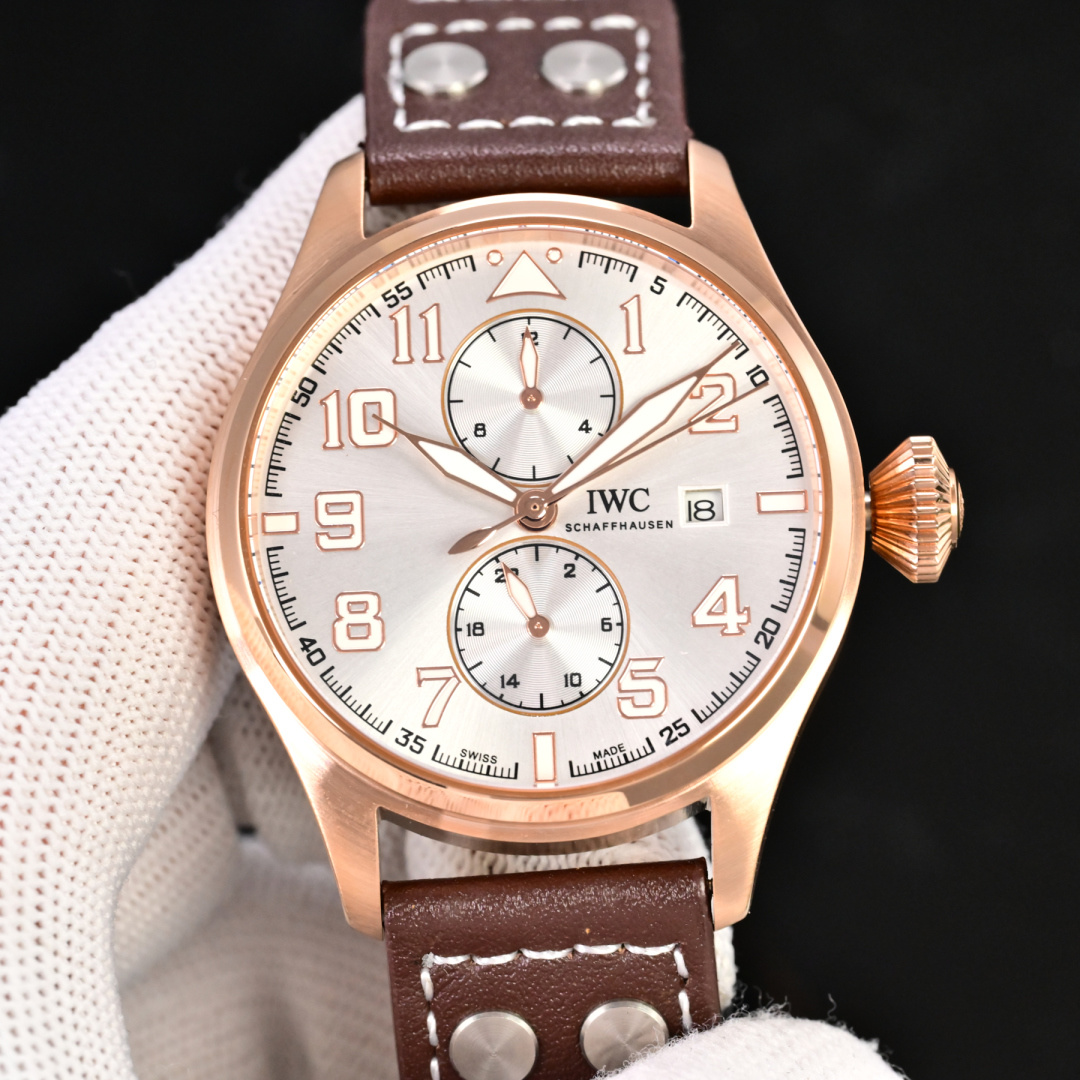 NO:662932,Produced by TW, white shell, gold shell, TW Factory, the most beautiful star of IWC, the IWC long-term kinetic energy moon phase expert. The new pilot series IW51584  Transparent watch. R33 [Case] 316L stainless steel case, polished and very rounded. The small seconds dial is located at 6 o'clock with a dial hand stop function, equipped with solid nail scales and Roman numerals, SCHAFFHAUSEN (IWC pilot English) and accurate distance calendar window are written at 3 o'clock, with arc-shaped kinetic energy  We can notice the symmetry of the decoration. The calendar window of this watch is located at the very edge of the dial, and the calendar font is the same as the original version. Willow leaf-shaped hands indicate hours and minutes respectively, double-sided anti-reflective arched sapphire-coated mirror [strap] Italian calfskin [movement] self-developed self-winding mechanical movement, which is stable and accurate.  The literal nails are by no means ordinary luminous nails. After many attempts, they finally achieved the simultaneous original three-dimensional effect. The most dazzling see-through watch from IWC. Suitable for various business occasions, simple and refined yet elegant!  Welcome friends from all walks of life to taste it!  Luxurious and exquisite recommendation for men’s multifunctional mechanical watch as a gift. The best luxury recommendation. Please look for TW’s exclusive quality, iwc, cowhide19860909TW 出品 白壳 金壳 TW Factory 颜值巅峰 IWC 旗下最耀眼的明星,万国 长动能月相专家.全新 飞行员系列 IW51584 透底腕表.R33【表壳】316L精钢表壳,打磨抛光非常圆润.小秒针盘位于6点钟位置附拨针停秒功能,配有实心条钉刻度和罗马数字,3点位写有SCHAFFHAUSEN(万国飞行员英文）和准确距离日历窗,与弧形的动能装饰对称我们可以注意到,这只手表的日历窗位于表盘最边缘,而且日历字体同原版一致.柳叶形指针分别指示小时和分钟,双面防反光拱形蓝宝石镀膜镜面【表带】意大利小牛皮【机芯】自主研制自动上链机械机芯,机芯稳定,走时准. 字面钉绝非普通夜光钉,经过多次尝试终于达到同步原装立体效果. IWC旗下最耀眼的透底腕表.适合各种商务场合,简敛精致不失优雅！欢迎各路表友品鉴！奢华精致推荐男士多功能机械腕表送礼最佳奢华推荐请认准TW独家品质,,iwc,cowhide,Watch