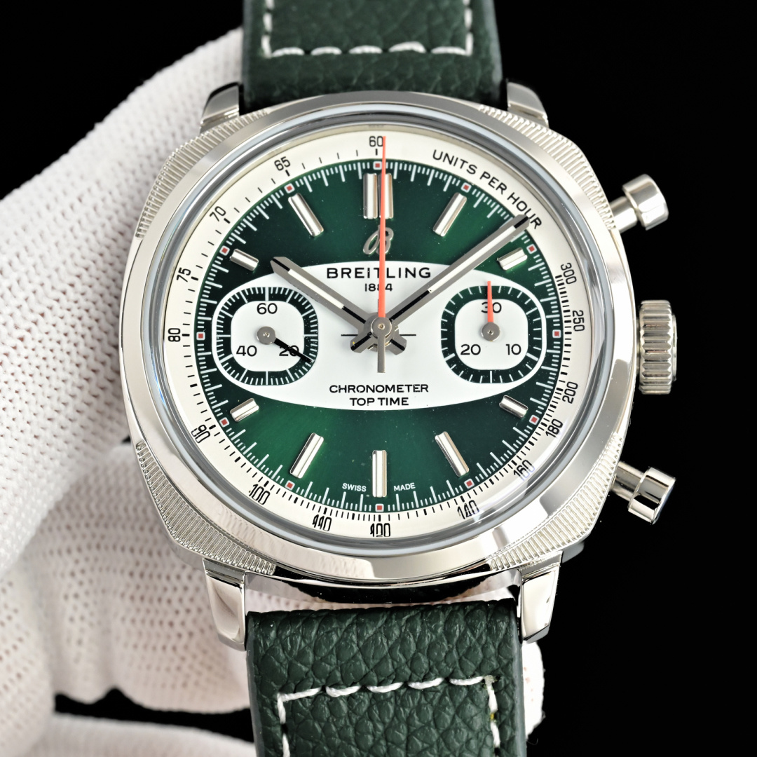 NO:662970,Produced by BLS BLS Factory Breitling's new Top Time series RW2 racing chronograph Breitling releases the new Top Time series racing chronograph Top Time Racing Top Time Martini Racing, J9454J Breitling's watches have always been known for their dominance, and their large size has become a restricted area that is difficult to touch for most small wrists. The latest TOP TIME racing chronograph is finally launched in a small size of 38 mm. As the first Breitling to launch a chronograph, it has always been closely related to racing sports. This watch is inspired by retro racing cars. It has a pillow-shaped case with a round bezel and knurled patterns on the four corners. The dial is integrated into the retro dashboard style. The unique rounded rectangular small eyes and round hole strap are full of elegant and classic atmosphere. The dial color incorporates modern design, with black silver and green silver colors, and also launched a limited special edition in cooperation with the Martini Racing Team. The iconic blue, light blue and red stripes of the Martini Racing Team are the main tone, full of retro fashion vitality. [Movement] The original version is equipped with a Breitling self-made movement, we use The most stable fish-scale patterned flower-washed movement in the country, each movement is tested for 48 hours [Watch strap] Equipped with a new same-color cowhide strap dedicated to this series, original folding buckle, sewn with contrasting stitching, with a great sense of design. It is very comfortable to wear, and the workmanship is perfect. Welcome to taste it, luxury and exquisite, recommended men's multi-functional mechanical watch For the best luxury gift recommendations, please look for BLS exclusive quality, breitling, cowhide19860909BLS 出品  BLS Factory 百年灵 全新Top Time系列 RW2 竞速计时码表 百年灵 发布全新Top Time系列竞速计时码表Top Time Racing Top Time Martini Racing, J9454J 百年灵的手表向来以霸气著称,大块头成为最许多小手腕难以触碰的禁区.而最新的TOP TIME赛车计时码表终于推出了小尺寸38毫米.  作为最早推出计时码表的百年灵,一直与赛车运动密切相关,这款腕表便是以复古赛车为灵感,枕形表壳搭配圆形表圈,四个角落装饰滚花纹图案,表盘融入复古仪表盘风格,独特的圆角矩形小眼睛搭配圆孔表带充满优雅古典气息 表盘色彩融入了现代设计,有黑银和绿银配色之外,还推出了与马提尼赛车队合作的限量特别版,以马提尼赛车队的标志性蓝色、浅蓝色和红色条纹为主调,充满复古的时尚活力.【机芯】原版搭配百年灵自制机芯,我们采用国内最为稳定的鱼鳞纹洗花机芯,每个机芯都测试48小时【表带】配该系列专用的全新同色牛皮表带,原装折叠扣,采用撞色缝线缝制,极具设计感.配戴极具舒适,做工完美,欢迎品鉴,奢华精致推荐男士多功能机械腕表 送礼最佳奢华推荐请认准BLS独家品质,,breitling,cowhide,Watch