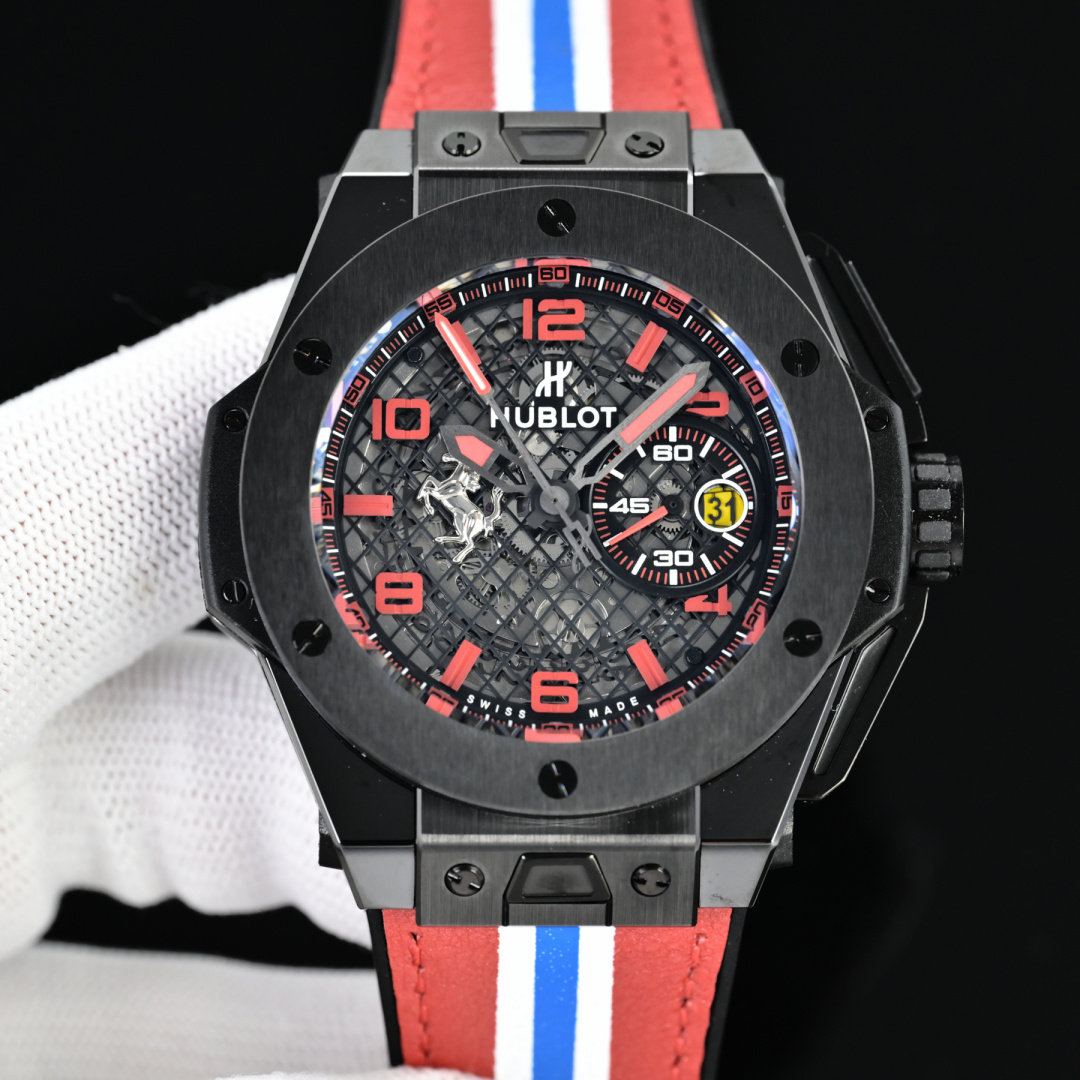 NO:662857,HUBLOT titanium, Hublot Big Bang Ferrari Titanium F4 series material, titanium case, brushed and micro-bead blasting, black composite resin and carbon fiber sandwich technology integrated into the side of the case. Titanium metal / carbon fiber composite structure of the bezel, with both sportiness and strength, black natural rubber strap, with titanium alloy folding buckle, comfortable and stable to wear, movement / function equipped with homemade () modified HUB1241  Automatic winding movement, complete reproduction of all original functions, design recognition (Ferrari DNA). The instrument panel layout is borrowed from the Ferrari GTB instrument panel. The 60-second counter on the right side is transformed into a 'tachometer'. The Prancing Horse emblem is inlaid on the dial with a three-dimensional Prancing Horse, which is instantly recognizable. The red embellishment timing buttons + quick-release strap system for racing control continue the racing-level control experience. Multifunctional mechanical watch,,, prada, ferragamo19860909恒宝 / 宇博 HUBLOT 钛金属, Hublot Big Bang Ferrari Titanium F4 系列 材质, 表壳钛金属,经拉丝与微珠喷砂处理,壳侧融入黑色复合树脂与碳纤维夹层工艺. 表圈钛金属 / 碳纤维复合结构,运动感与强度兼备, 表带黑色天然橡胶,搭配钛合金折叠表扣,佩戴舒适稳固, 机芯 / 功能 搭载 自制 () 改 HUB1241 自动上链机芯,完整复刻原装全部功能, 设计识别（法拉利 DNA） 仪表盘布局借鉴 Ferrari GTB 仪表台,右侧 60 秒计时盘化身“转速表”, 跃马徽记盘面镶嵌立体 Prancing Horse,辨识度一眼即识, 赛车操控感红色点缀计时按钮 + 快拆表带系统,延续赛车级操控体验多功能机械腕表,,,prada,ferragamo,Watch