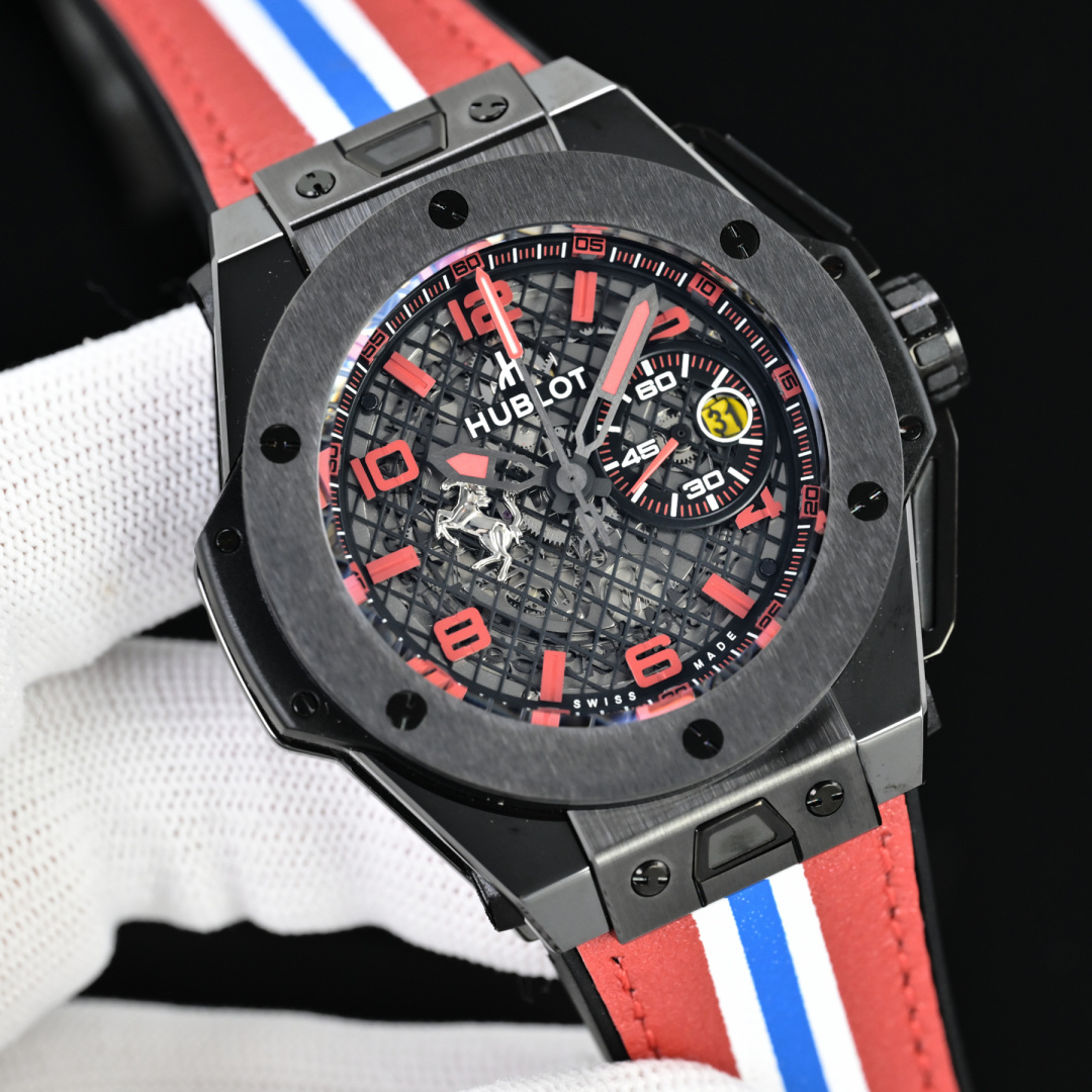 NO:662854,HUBLOT titanium, Hublot Big Bang Ferrari Titanium F4 series material, titanium case, brushed and micro-bead blasting, black composite resin and carbon fiber sandwich technology integrated into the side of the case. Titanium metal / carbon fiber composite structure of the bezel, with both sportiness and strength, black natural rubber strap, with titanium alloy folding buckle, comfortable and stable to wear, movement / function equipped with homemade () modified HUB1241  Automatic winding movement, complete reproduction of all original functions, design recognition (Ferrari DNA). The instrument panel layout is borrowed from the Ferrari GTB instrument panel. The 60-second counter on the right side is transformed into a 'tachometer'. The Prancing Horse emblem is inlaid on the dial with a three-dimensional Prancing Horse, which is instantly recognizable. The red embellishment timing buttons + quick-release strap system for racing control continue the racing-level control experience. Multifunctional mechanical watch,,, prada, ferragamo19860909恒宝 / 宇博 HUBLOT 钛金属, Hublot Big Bang Ferrari Titanium F4 系列 材质, 表壳钛金属,经拉丝与微珠喷砂处理,壳侧融入黑色复合树脂与碳纤维夹层工艺. 表圈钛金属 / 碳纤维复合结构,运动感与强度兼备, 表带黑色天然橡胶,搭配钛合金折叠表扣,佩戴舒适稳固, 机芯 / 功能 搭载 自制 () 改 HUB1241 自动上链机芯,完整复刻原装全部功能, 设计识别（法拉利 DNA） 仪表盘布局借鉴 Ferrari GTB 仪表台,右侧 60 秒计时盘化身“转速表”, 跃马徽记盘面镶嵌立体 Prancing Horse,辨识度一眼即识, 赛车操控感红色点缀计时按钮 + 快拆表带系统,延续赛车级操控体验多功能机械腕表,,,prada,ferragamo,Watch