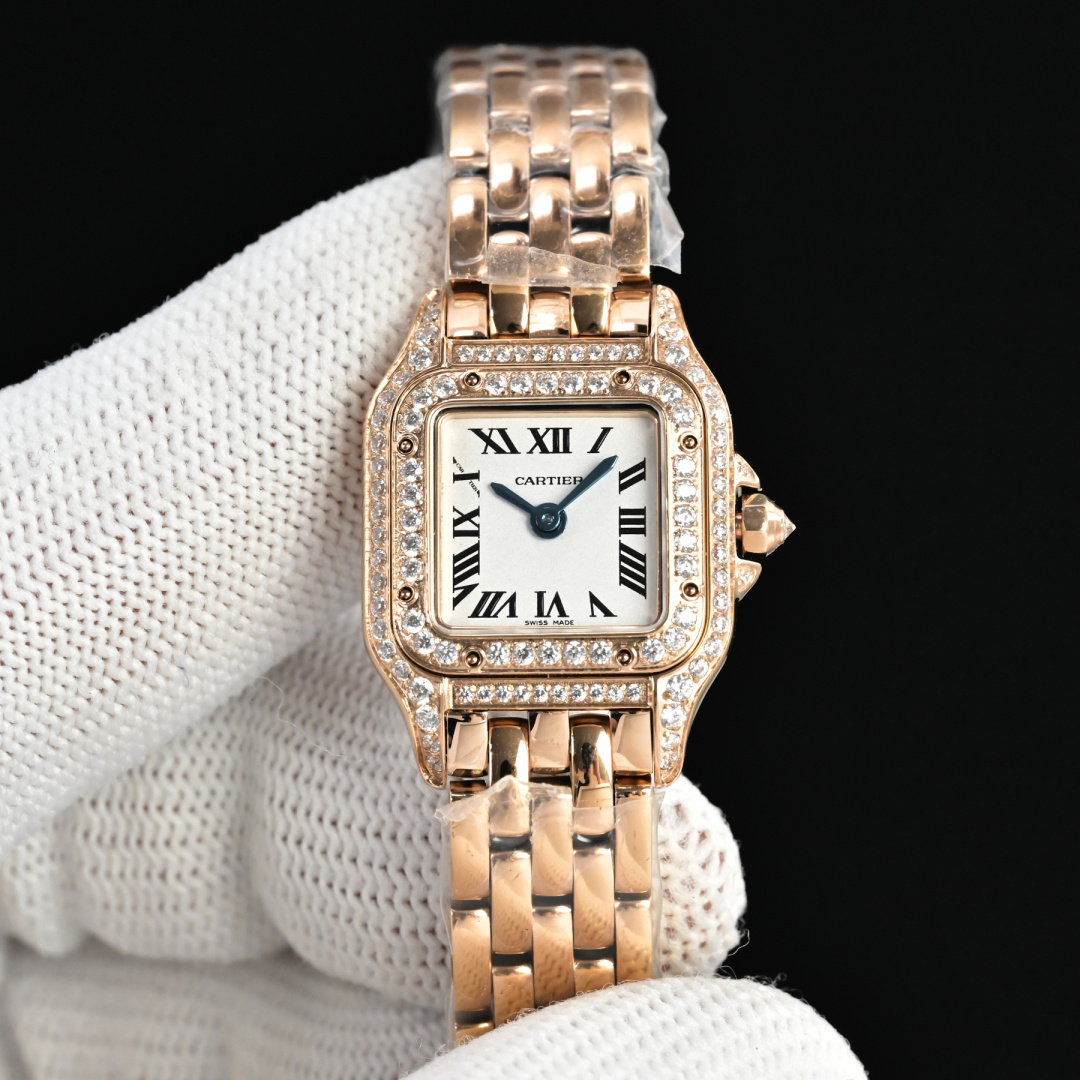 NO:662847,Gold diamond Cartier CARTIER Cheetah series 19mm/25mm original (Swiss) imported quartz movement with stable running time and sufficient battery life of 2-3 years to replace the battery. It adopts imported 316L stainless steel case. All cases are custom-made from molds, with the ultimate pursuit of details!  Each rounded corner has been polished and has a certain degree of curvature and gloss!  Just like jewelry, it fully interprets the exquisite, soft and elegant aesthetics of the cheetah. The pearlescent silver-plated square dial, Swiss sword-shaped blue steel hands, are particularly perfect, and the needle axis is bright!  The needle shaft also meets Swiss craftsmanship requirements, with particularly clear printing and perfect engraving. It is anti-scratch and anti-fingerprint blue crystal glass, and is waterproof for daily use. The octagonal crown, anti-slip design and polishing makes the watch comfortable to debug - inlaid with a blue spinel!  316L stainless steel bracelet, flexible link design, the bracelet is thinner and more refined!  Can be used as a watch or a bracelet, super sparkling quartz watch under the sun,,,cartier,cartier,bracelet19860909金 钻 卡地亚 CARTIER 猎豹系列 19mm/25mm 原版(瑞士)进口石英机芯走时稳定 续航足 2-3年更换电池, 采用进口316L精钢表壳,全部壳套都是开模定制的,极致追求细节！每个圆角都经过抛光打磨,有一定弧度和光泽度！宛如珠宝一般,把猎豹的精致柔美优雅美学诠释的淋漓尽致 珠光镀银方形表盘,瑞士剑形蓝钢指针,特别完美,针轴光亮！针轴也是符合瑞士工艺要求,印字特别清晰,刻字完美,防刮损防指纹蓝水晶玻璃,生活防水. 八边形表冠,防滑纹设计打磨 对腕表的调试手感舒适～镶嵌一颗蓝色尖晶石！ 316L精钢表链,灵活自如的链节设计,表链更细更精致！可以当手表也可以当手链,阳光下超级闪石英腕表,,,cartier,cartier,bracelet,Watch