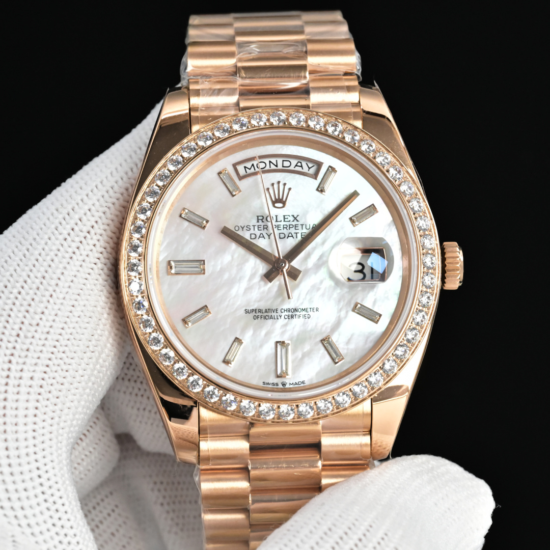 NO:662855,Gold and diamond new product ROLEX day-date watch series, Since its introduction in 1956, the Rolex Day-Date (DD) has been one of the brand's most representative flagship watches, known as the 'head of state's watch'. Its most notable feature is that it is specially made for precious metals (such as 18K gold, white gold, rose gold or platinum), and for the first time, the date and full day of the week are displayed on the watch at the same time. The classic 40mm case is paired with a triangular grooved bezel and a head-shaped bracelet, highlighting luxury and authoritative temperament. Function Dual display function: the curved day window at 12 o'clock and the magnifying glass date window at 3 o'clock provide clear and easy-to-read information display. The top-level movement is equipped with a customized all-in-one ( ) type movement with excellent anti-shock and anti-magnetic properties. Practical design, precise design and waterproof performance, screw-in crown and bottom cover ensure the reliability of daily wear. Craftsmanship: The precious metal forged case and bracelet are refined in an exclusive foundry and undergo strict polishing and brushing to achieve a lasting luster. The head chain technology adopts a head-shaped bracelet with three rows of semi-circular links, taking into account comfort and elegance. Each link is assembled and polished by hand. The details are exquisite, the original mold is opened, and a variety of dials can be selected. The dial can choose sun pattern, enamel, meteorite or gem inlay technology; the day and date instantaneous jump mechanism is completed by more than 200 parts in precise cooperation to complete the mechanical watch,,rolex,gold19860909金 钻 新 品 劳力士 ROLEX 星期日历型腕表系列, 劳力士星期日历型（简称DD）自1956年问世以来,一直是品牌最具代表性的旗舰表款之一,被誉为“元首之表”.其最显著的特点是专为贵金属打造（如18K黄金、白金、玫瑰金或铂金）,并首次在腕表上同时显示日期和星期全写.经典40mm表壳搭配三角坑纹表圈、元首型表链,彰显奢华与权威气质. 功能 双显功能12点钟位置的弧形星期窗与3点钟的放大镜日期窗,提供清晰易读的信息显示. 顶级机芯搭载定制一体机( )型机芯,抗震抗磁性能优异 实用设计精密的设计米防水性能,旋入式表冠和底盖,确保日常佩戴的可靠性. 工艺 贵金属锻造表壳、表链均采用专属铸造厂提炼,经过严格抛光与拉丝处理,光泽持久. 元首链工艺采用三排半环形链节的元首型表链,兼顾舒适与优雅,每个链节均手工组装并打磨. 细节极致,原版开模,多种表盘可以选择,表盘可选太阳纹、珐琅、陨石或宝石镶嵌工艺；星期和日期瞬跳机制由200多个零件精密协作完成机械腕表,,,rolex,gold,Watch