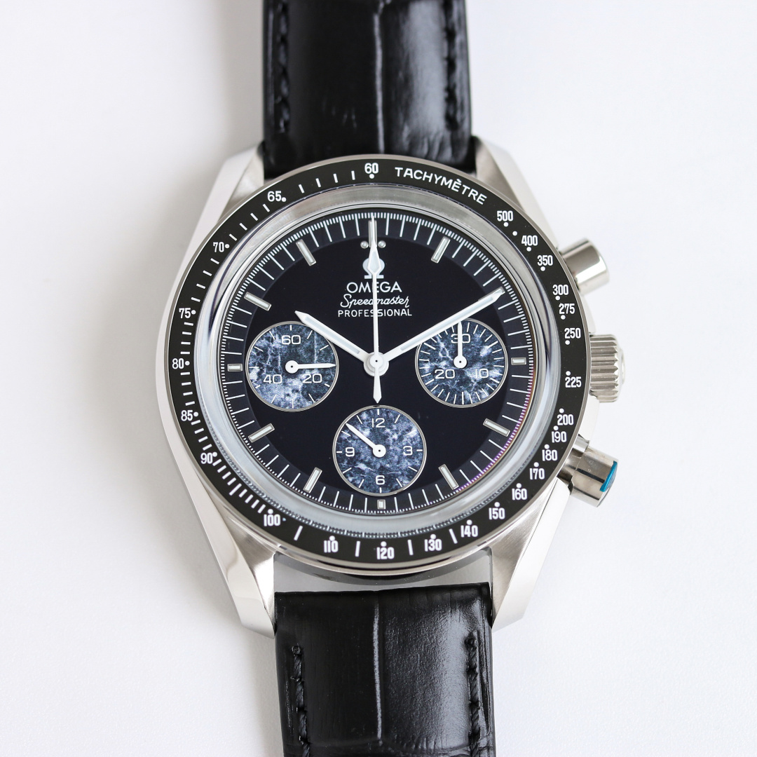 NO:662982,Produced by TW Transparent back belt model Steel belt model Close bottom Belt model Steel belt model 1500 TW Factory Omega OMEGA Speedmaster series OB2 Speedmaster 'Omega Soul' manual 3861 back see-through model The latest moon landing fourth generation Speedmaster watch  311.90.42.30.99.002 is a classic chronograph. The size and appearance of the watch are 42mm in diameter and 13.6mm in thickness. It uses stainless steel strap and bracelet, wear-resistant blue light glass, and flat printed OMEGA.  Eggplant logo. The dial design is a classic and serious combination of black + meteorite. The TACHYMETRE tachymeter ring adopts a linear scale, a concave dial, a symmetrical chronograph digital dial and a small stick pointer. The chronograph second hand slightly exceeds the scale on the dial.  To ensure clear indication from all angles. The three-eye timing ring is located at 9 o'clock, 3 o'clock and 6 o'clock, which are used to display the daily running time second hand, 30-minute time and 12-hour time respectively. The strap adopts a five-bead strap design, which is thinner, rounder and thinner than the previous three-section plate strap with decorative patterns. The buckle has also been changed from a round design to a flat design with six grooves. The watch has a simple design and practical functions. It is a very good chronograph. Luxury and exquisite, recommended men's multi-function mechanical watch  For the best luxury gift recommendations, please look for TW’s exclusive quality, omega19860909TW 出品 透底 皮带款 钢带款  密底 皮带款 钢带款 1500 TW Factory 欧米茄 OMEGA 超霸系列OB2 超霸“欧米茄的灵魂”手动3861背透款 最新登月第四代超霸腕表 311.90.42.30.99.002是一款经典的计时码表,尺寸和外观腕表直径42mm,厚度13.6mm,采用精钢表带和表链,耐磨损蓝光玻璃,平面印刷欧米茄标志.表盘设计黑色+陨石两色的搭配经典而严肃,TACHYMETRE测速圈采用线性刻度,凹陷盘面,对称式计时数字盘和小巧的棒头指针.计时秒针略超出盘面刻度,以保证各个角度观看都能清晰指示.三眼计时圈位于9点、3点和6点位置,分别用于显示日常走时秒针、30分钟计时和12小时计时.表带采用五珠带设计,相比之前的三截板带加修饰纹,显得更细、更圆、更薄.表扣也从圆形改为扁平设计,并有六道凹槽.腕表设计简约,功能实用,是一款非常优秀的计时码表.奢华精致推荐男士多功能机械腕表 送礼最佳奢华推荐请认准TW独家品质,,omega,Watch