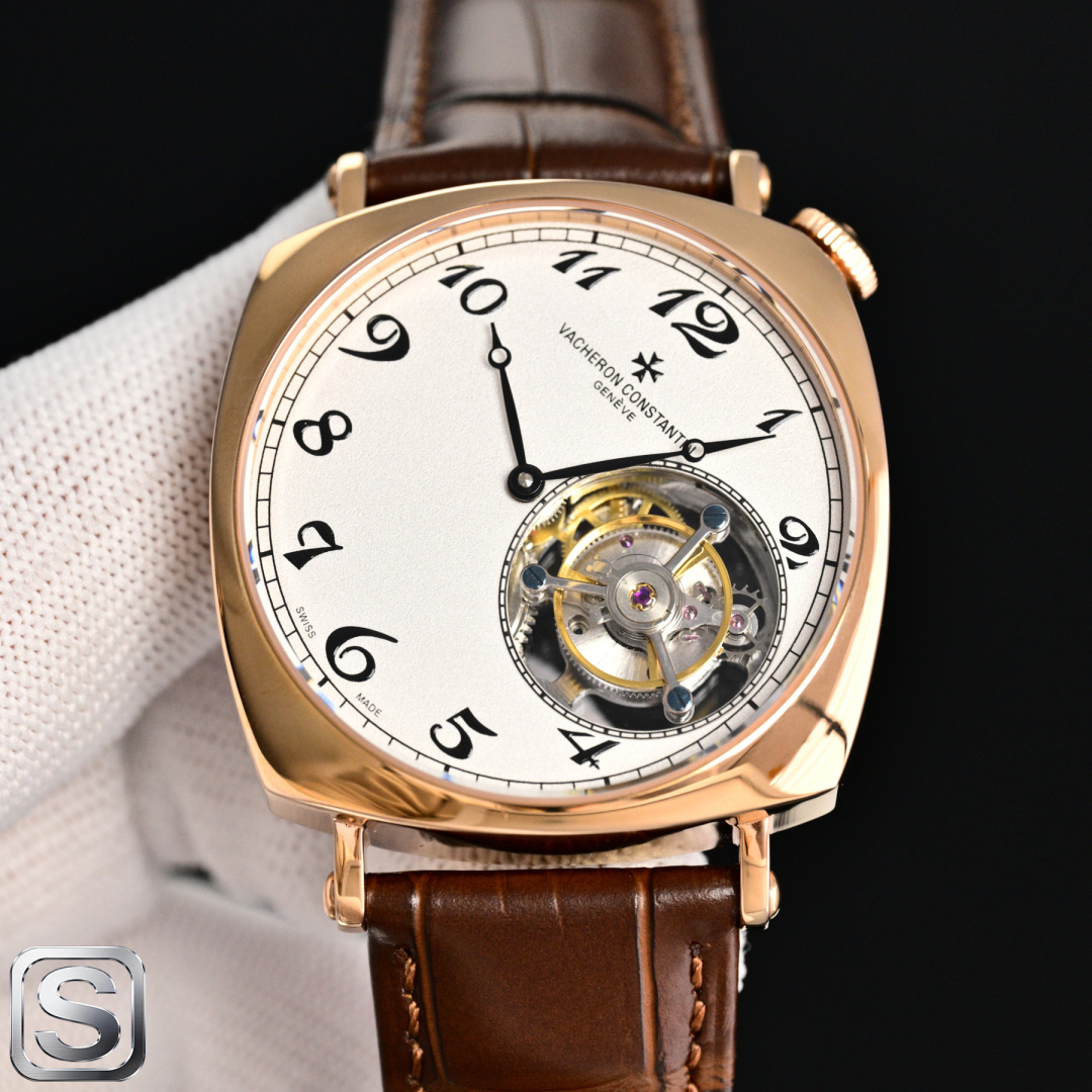 NO:714513,The latest launch of the Vacheron Constantin VC (True Flywheel) century-old classic American 1921 tourbillon mechanical watch, commonly known as the 'Crooked Neck', the legendary 'Driver watch' driver's watch. In order to create a watch that meets the needs of car driving a century ago, Vacheron Constantin thought of turning the face plate 45 degrees clockwise, so that people do not need to deliberately move their wrists when driving, but can directly read the time with a glance at their left hand. It has evolved to become an American watch.  A major feature of 1921. Orbital scales, Breguet digital time scales and hands are all signature elements of early watches. The size is 40mm/12mm. It is equipped with a manual winding tourbillon movement with a swing of 28800. The energy reserve can reach 48 hours. At the same time, the workmanship of movement parts and plate design have been carefully planned by Vacheron Constantin.  , clearly visible under the transparent bottom cover, it proves the level of craftsmanship that can be certified by the Geneva Seal. This historical masterpiece replica watch is upright, crooked, square and round, and the overall appearance exudes a very strong recognition, and the watch adopts the creative concept contained in the special design of the true flywheel mechanical watch,,,breguet,vacheron19860909最新 推出 江诗丹顿 VC (真飞轮) 百年经典名作American 1921陀飞轮机械腕表,俗称“歪脖子”,传说中的“Driver watch”司机表.江诗丹顿在一个世纪前为了打造出符合汽车驾驶需求的手表,想到可以把面盘顺时针转45度,让人开车时不需刻意移动手腕,而是直接瞥一眼左手就能看懂时间,演进至今成为American 1921的一大特色.轨道式刻度、宝玑数字时标与指针等都是早期手表的招牌元素,尺寸40mm/12mm,搭载着摆幅28800的手动上链陀飞轮机芯,储蓄能量达到48小时,同时机芯零件作工与板件设计都经过江诗丹顿的缜密规划,在透明底盖下一目了然,证明能获得日内瓦印记认证的工艺水准.这款历史名作复刻腕表有正有歪有方有圆,整体散发相当强烈的外观辨识度,而手表采用特殊设计所蕴含的创作概念真飞轮机械腕表,,,breguet,vacheron,Watch