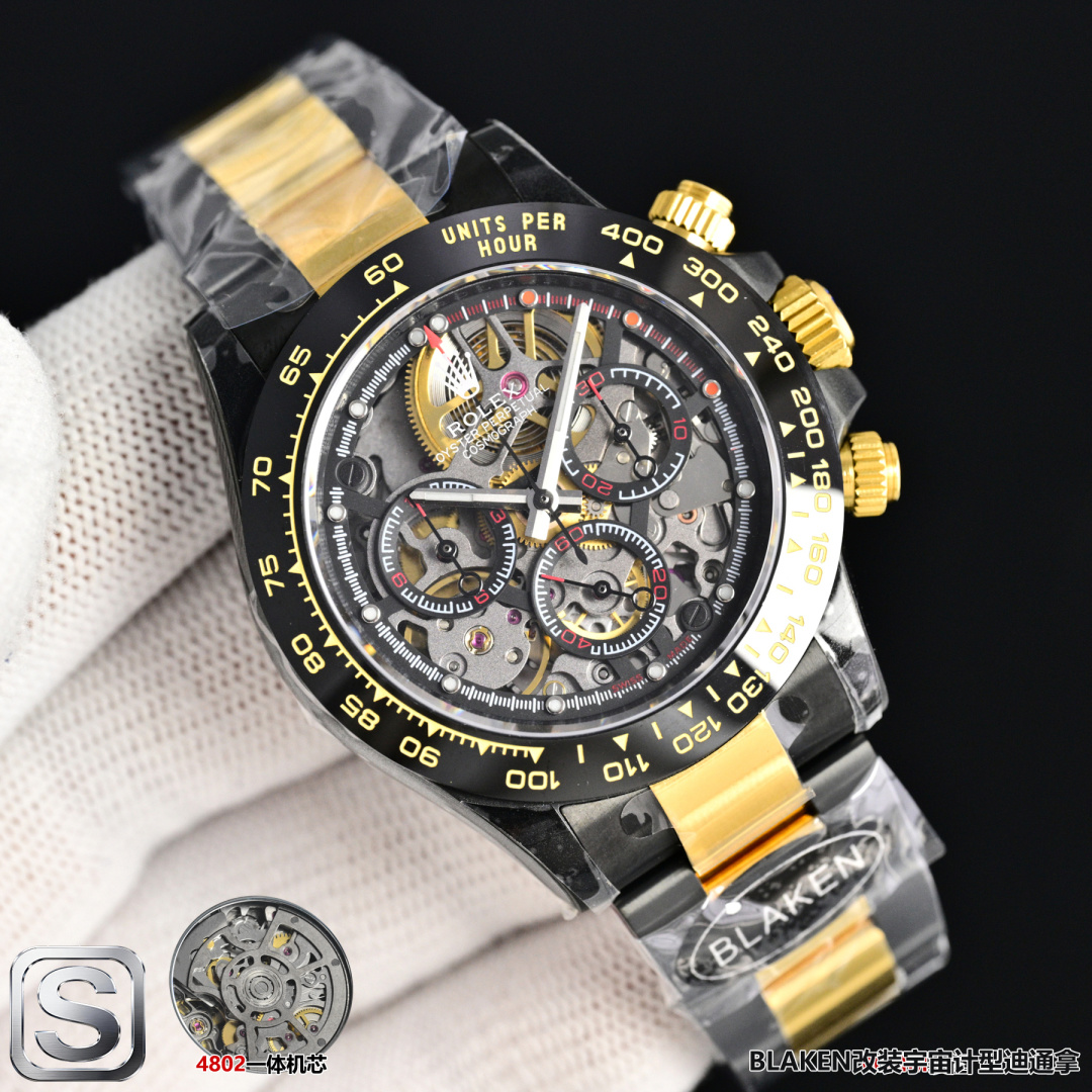 ✨**BLAKEN UPGRADE ALERT!**✨劳力士 ROLEX 迪通拿系列 🎮B33
第六代迪通拿碳黑复刻版 镂空设计!6th Gen Daytona Carbon Black Replica,40mm上手绝了!
🔥核心亮点一眼种草:BKL
▪️12.2mm超薄机身 12.2mm Ultra-thin Case(甩开市面13.5mm普通款),全实心精钢 Solid Stainless Steel 打造,接缝几乎0缝隙,质感拉满!
▪️哑黑套件 Matte Black Kit 升级+多色圈口 Multi-color Bezels 可选,后期想换风格随便搭,个性党狂喜~🎮
▪️表带双选项:硅胶款 Silicone Strap 轻便舒适/精钢款 Steel Strap 硬朗有范儿,CNC全程精雕 CNC Precision Engraving + 人工打磨,细节控直接爱住!
⌚机芯硬核:
4802一体机芯 4802 Integrated Movement,搭载72-hour Long Power Reserve长储能,计时功能 Chronograph Function 和专柜同步,走时稳得一批~
💡贴心设计:
蚝式保险扣 Oyster Safety Clasp 防意外打开,实心链结 Solid Links 戴久了也舒服,操作还特简单!
低调又有面儿,这波升级真的可!🎮S1精致推荐男士多功能机械腕表