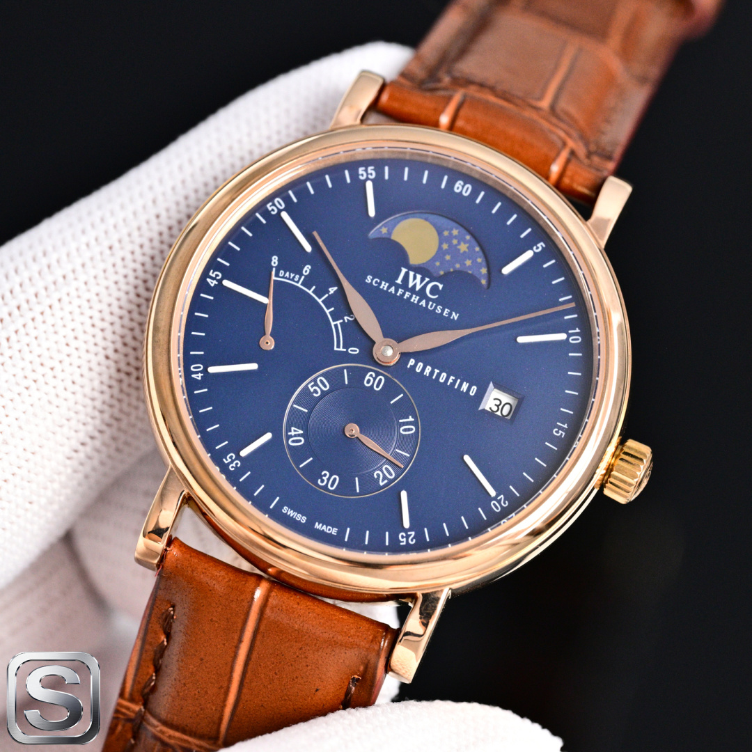 NO:715065,Produced by TW, white shell, gold shell, TW Factory new product, peak appearance, IWC's most dazzling star, IWC long-term kinetic energy moon phase expert. R33 brand new Portofino series  IW510103 see-through bottom watch. [Case] 316L stainless steel case, polished and very rounded. The small seconds dial is located at 6 o'clock and has a second hand stop function. It is equipped with solid nail scales and Roman numerals. We can notice that the calendar window of this watch  It is located at the very edge of the dial, and the calendar font is the same as the original. The willow-shaped hands indicate the hours and minutes respectively. The double-sided anti-reflective arched sapphire-coated mirror [strap] Italian calf leather [movement] independently developed self-winding mechanical movement, the movement is stable and the time is accurate.  IWC's most dazzling see-through watch. Suitable for various business occasions, simple and refined yet elegant!  Welcome friends from all walks of life to taste it!  Luxurious and exquisite recommended men's multi-functional mechanical watch, carefully created for you with ultra-realistic photo shooting and gift giving. The best luxury recommendation, please look for TW's exclusive quality,,iwc,cowhide19860909TW 出品 白壳 金壳 TW Factory 新品 颜值巅峰 IWC 旗下最耀眼的明星,万国 长动能月相专家.R33 全新的 柏涛菲诺系列 IW510103透底腕表.【表壳】316L精钢表壳,打磨抛光非常圆润.小秒针盘位于6点钟位置附拨针停秒功能,配有实心条钉刻度和罗马数字,我们可以注意到,这只手表的日历窗位于表盘最边缘,而且日历字体同原版一致柳叶形指针分别指示小时和分钟,双面防反光拱形蓝宝石镀膜镜面【表带】意大利小牛皮【机芯】自主研制自动上链机械机芯,机芯稳定,走时准. IWC旗下最耀眼的透底腕表.适合各种商务场合,简敛精致不失优雅！欢迎各路表友品鉴！奢华精致推荐男士多功能机械腕表 ,为你精心打造超真实实物图拍摄送礼最佳奢华推荐请认准TW独家品质,,iwc,cowhide,Watch