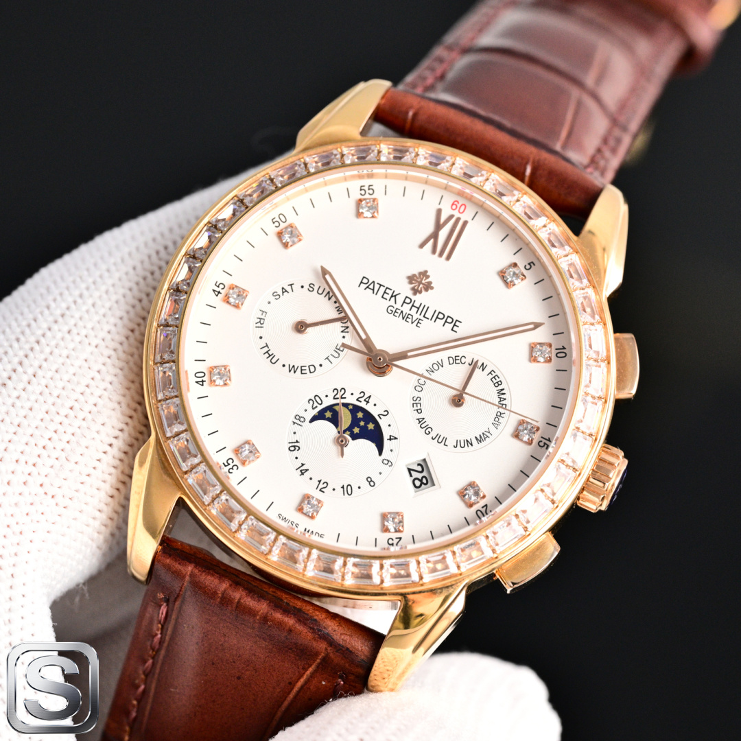 NO:715071,Produced by TW, white case, gold case, 50 diamonds, TW Factory Patek Philippe R73 PP makes a stunning debut. The 41 mm diameter is suitable for popular male hands. It can be used for both business and leisure. It has strong visual impact and is unforgettable, and the physical texture is more beautiful. 1 Paired with imported accessories  Multi-function movement [non-market ordinary domestic movement] (zero repair) function (24 hours, week/star/month) This watch has a 38-48 hour power reserve. 2 Imported 316L stainless steel, using 18k quality furnace vacuum plating!  3. Paired with exclusive customized square scale cowhide strap. 4. Wear-resistant and scratch-resistant sapphire glass mirror!  530 meters waterproof level. Patek Philippe is simple but not simple!  The quality of the actual shooting is the same. Luxurious and exquisite. Recommended men's multi-functional mechanical watch. For the best luxury recommendation as a gift, please look for TW's exclusive quality, patek philippe, cowhide19860909TW 出品 白壳 金壳 钻50 TW Factory 百达翡丽 Patek Philippe R73 PP 惊艳登场,41毫米的表径适配大众男性手寸,非常商务可亦休闲.视觉冲击力强,令人过目不忘,实物质感更加优美.  1搭配进口 多功能机芯【非市场普通国产机芯】（零返修）功能（24小时,星期/星辰/月份）此腕表拥有38-48小时动力储备 2进口316L精钢,采用18k品质炉内真空电镀！ 3搭配独家定制方形鳞纹牛皮表带 4耐磨防刮蓝宝石玻璃镜面！ 530米生活防水等级. 百达翡丽（Patek Philippe） 简约而不简单！实物拍摄品质如一 ,奢华精致推荐男士多功能机械腕表 送礼最佳奢华推荐请认准TW独家品质,,patek philippe,cowhide,Watch