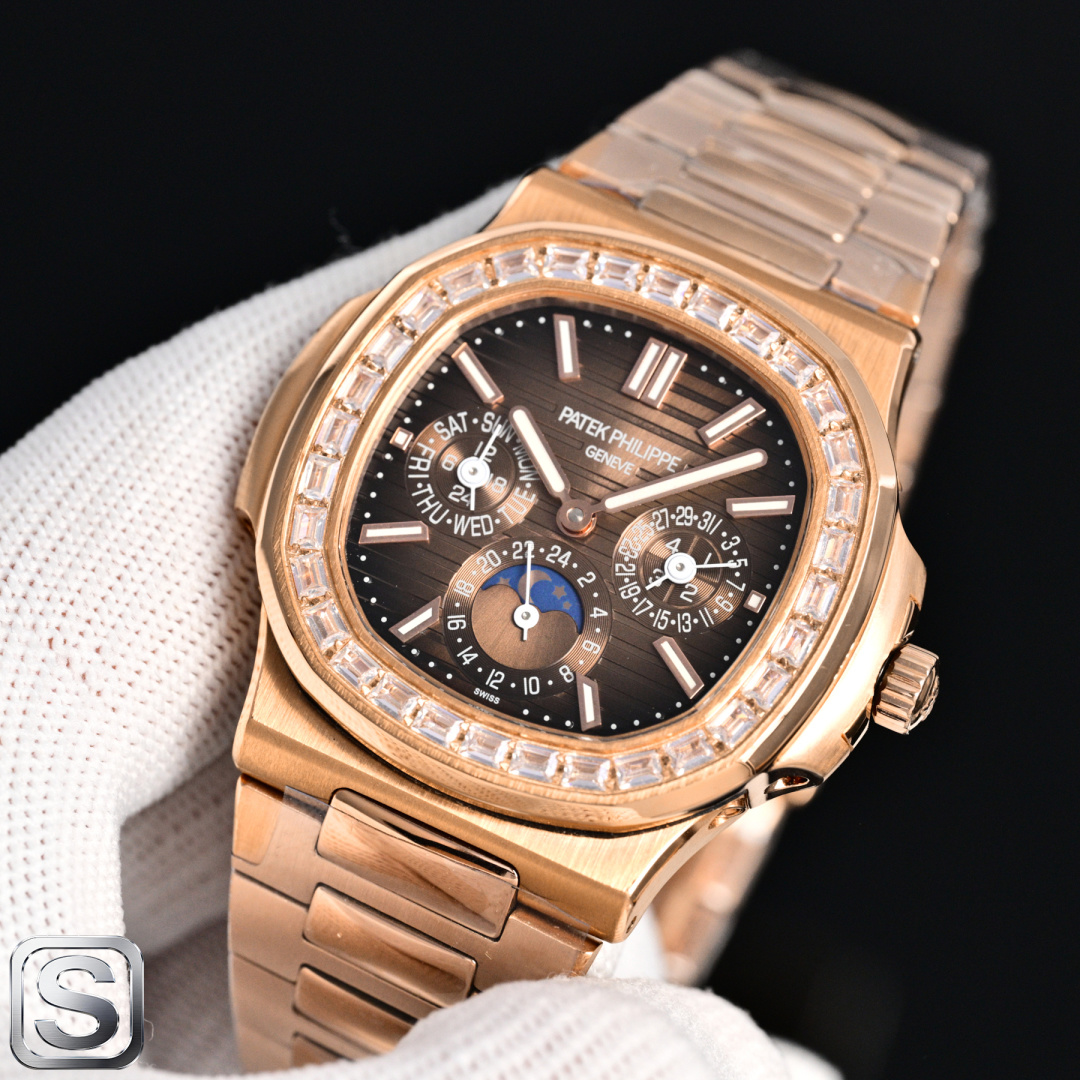 NO:715086,Produced by TW, white shell, gold shell, diamonds, new buckle, TW Factory V2 version PP Patek Philippe 5740/1G-001--the ultra-complex multi-functional Nautilus makes its grand debut. R68 is the first Nautilus complex watch launched so far, using ultra-complex craftsmanship to create a casual sports watch. Nautilus 1 small body, large energy 40MM  It has the following functions: the left window displays the year, the right window displays the month, the day of the week at 9 o'clock, the month at 3 o'clock, and the 24-hour and moon phase display panel at 6 o'clock. 2 The movement uses a replica Cal.240 self-winding movement, which perfectly interprets the functions on the premise of achieving a realistic appearance. 3 An independent watchmaker who is a master of modification, participates in customizing and modifying the color of the dial, adding an interesting soul to the unique watch!  TW Factory PP’s ingenious masterpiece welcomes all watch friends to appreciate it. Luxurious and exquisite recommended men’s multi-functional mechanical watch. The best luxury recommendation for gifts. Please look for TW’s exclusive quality, patek philippe19860909TW 出品 白壳 金壳 钻 新扣 TW Factory V2版本 PP 百达翡丽 5740/1G-001--超复杂多功能鹦鹉螺重磅登场 R68 迄今推出的首款Nautilus复杂腕表,以超复杂的工艺技术打造休闲运动腕表.鹦鹉螺 1小身板大能量40MM 尽揽以下功能∶左边窗口位置显示年份,右边窗口位置显示月份、9点位置处是星期、3点位置处是月份以及6点位置处是24小时与月相显示盘 2机芯采用复刻版Cal.240自动上链机芯,在实现外观的逼真前提下,功能一并完美诠释. 3改装大师独立制表人,倾情参与定制改装表盘颜色,给予独一无二的腕表增添有趣的灵魂！ TW Factory PP匠心力作 欢迎各位表友品鉴.奢华精致推荐男士多功能机械腕表 送礼最佳奢华推荐请认准TW独家品质,,patek philippe,Watch