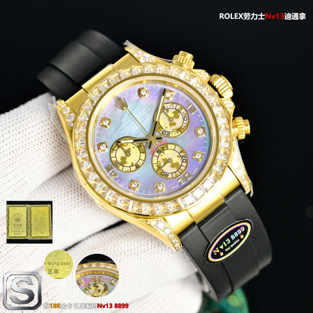 NO:725346,Diamond Supreme Edition V13 Rolex Daytona series, OM5 (must come with 18k gold card/exclusive label/gold card synchronized case inner code engraving N v13 8899 number meaning 'smooth career, prosperous wealth') original molding ultra-thin film removal is as thin as 12.2mm, overall forged 904 L steel, long-lasting wear resistance, top wire drawing technology, 1  The ring mouth is made of top-quality moissanite (the small workshop has a dull color). The dial is consistent with the original round stone or bar stone on the chassis. There is an original tray to support the gemstones. 2Swiss process is strictly inspected by QC, and the bottom of the plate is dust-free and flawless... allowing customers to save worry, effort and worry. 3The steel shell is synchronously raised with suspension bridges at the four corners for bending, and the corners of the head grains are smooth and smooth (the head grains and the shell are uneven and have large gaps when they are close together in small workshops, and the workmanship is rough) 4  Focus on adhering to the genuine N steel buckle craftsmanship with full texture and button coding (the movement adopts the new original Dongdan low-tube ultra-thin) (original size 40mm) (sapphire glass) (tested: waterproof to a depth of 100 meters) (Gold card VIP service within 7 days of after-sales, man-made damaged parts need to be paid for after-sales) (warm reminder: the film is removed/scratched/can no longer be sold for the second time, no return or exchange, only warranty) Multifunctional mechanical watch,,, rolex19860909条钻 至尊版 V13 劳力士 ROLEX 迪通拿系列,OM5（ 必配18k金卡/独家标签/金卡同步壳圈内侧码雕刻N v13 8899数字上寓意“事业顺利、财运亨通”）原版开模超薄拆膜最薄达12.2mm , 整体锻造904 L 钢, 持久耐磨,顶级拉丝工艺, 1 圈口采用顶级宝石莫桑石（小作坊暗淡死色）字盘对版底盘圆石或条石原版一致有原底托盘撑起宝石  2瑞士流程严检QC、盘底无灰尘、无瑕疵 … 让客户上手省心省力省烦恼 3钢壳同步四边角吊桥凸起供弯、头粒边角无缝隙平整（小作坊头粒与壳并拢凹凸不平缝隙大,工艺粗糙） 4 重点秉承正N钢带扣工艺细节质感十足,扣子编码（机芯采用全新原版东丹低管超薄）（原版尺寸40mm)(蓝宝石玻璃)(经测:深度防水100米）（金卡VIP 售后7天内 人为损坏配件售后需自费）（温馨提示:拆膜/刮花/再无法第二次出售的均不退换只保修）多功能机械腕表 ,,,rolex,Watch
