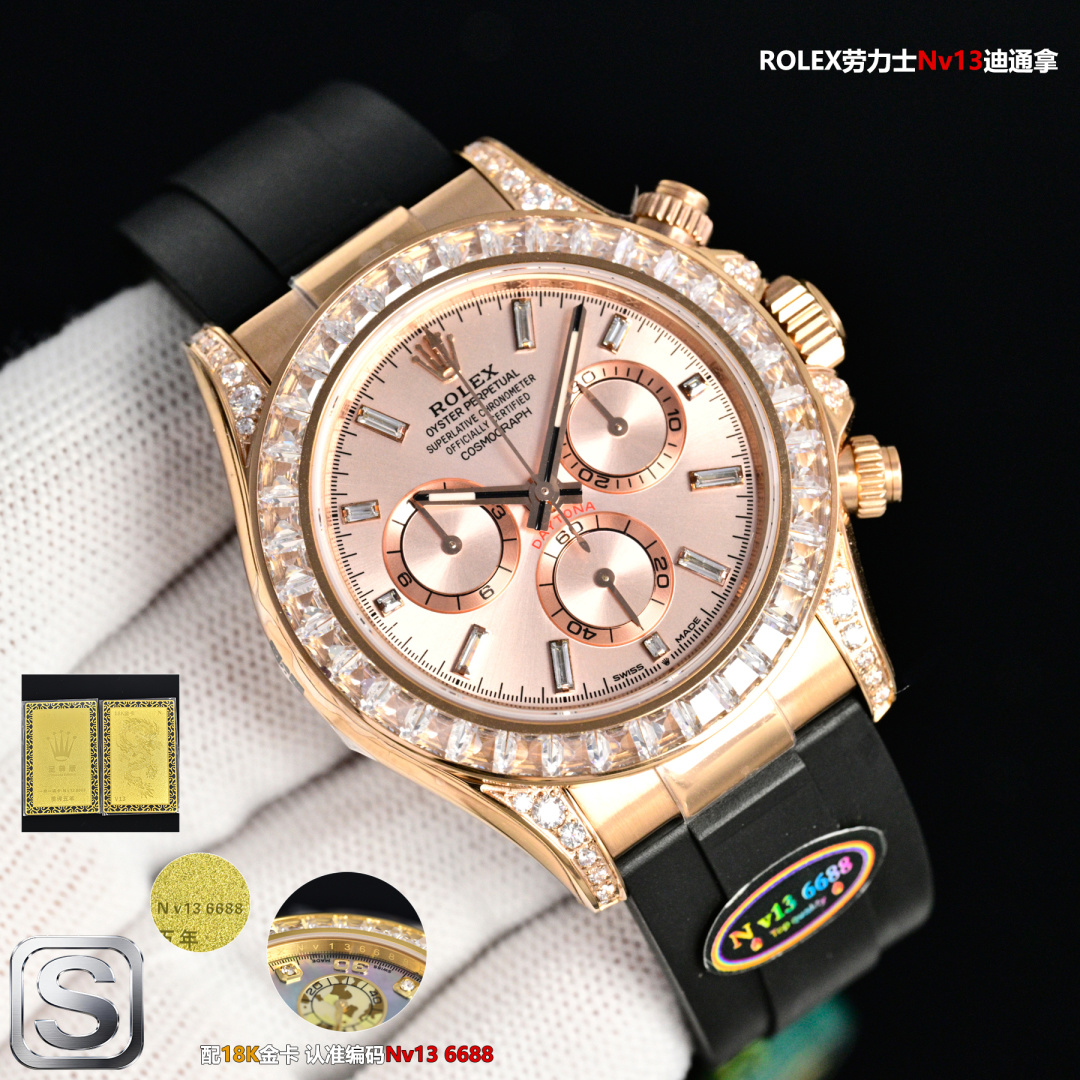 NO:725352,Diamond Supreme Edition V13 (glue/steel band) optional, Rolex ROLEX Daytona series, OM5 (must come with 18k gold card/exclusive label/gold card synchronized case inner code engraving N v13 8899 number meaning 'successful career, prosperous wealth') original molded ultra-thin film can be as thin as 12.2mm, integrally forged 904 L steel, durable wear-resistant, top wire drawing process, 1  The ring mouth is made of top-quality moissanite (the small workshop has a dull color). The dial is consistent with the original round stone or bar stone on the chassis. There is an original tray to support the gemstones. 2Swiss process is strictly inspected by QC, and the bottom of the plate is dust-free and flawless... allowing customers to save worry, effort and worry. 3The steel shell is synchronously raised with suspension bridges at the four corners for bending, and the corners of the head grains are smooth and smooth (the head grains and the shell are uneven and have large gaps when they are close together in small workshops, and the workmanship is rough) 4  Focus on adhering to the genuine N steel buckle craftsmanship with full texture and button coding (the movement adopts the new original Dongdan low-tube ultra-thin) (original size 40mm) (sapphire glass) (tested: waterproof to a depth of 100 meters) (Gold card VIP service within 7 days of after-sales, man-made damaged parts need to be paid for after-sales) (warm reminder: the film is removed/scratched/can no longer be sold for the second time, no return or exchange, only warranty) Multifunctional mechanical watch,,, rolex19860909条钻 至尊版 V13 (胶/钢带)可选, 劳力士 ROLEX 迪通拿系列,OM5（ 必配18k金卡/独家标签/金卡同步壳圈内侧码雕刻N v13 8899数字上寓意“事业顺利、财运亨通”）原版开模超薄拆膜最薄达12.2mm , 整体锻造904 L 钢, 持久耐磨,顶级拉丝工艺, 1 圈口采用顶级宝石莫桑石（小作坊暗淡死色）字盘对版底盘圆石或条石原版一致有原底托盘撑起宝石  2瑞士流程严检QC、盘底无灰尘、无瑕疵 … 让客户上手省心省力省烦恼 3钢壳同步四边角吊桥凸起供弯、头粒边角无缝隙平整（小作坊头粒与壳并拢凹凸不平缝隙大,工艺粗糙） 4 重点秉承正N钢带扣工艺细节质感十足,扣子编码（机芯采用全新原版东丹低管超薄）（原版尺寸40mm)(蓝宝石玻璃)(经测:深度防水100米）（金卡VIP 售后7天内 人为损坏配件售后需自费）（温馨提示:拆膜/刮花/再无法第二次出售的均不退换只保修）多功能机械腕表 ,,,rolex,Watch