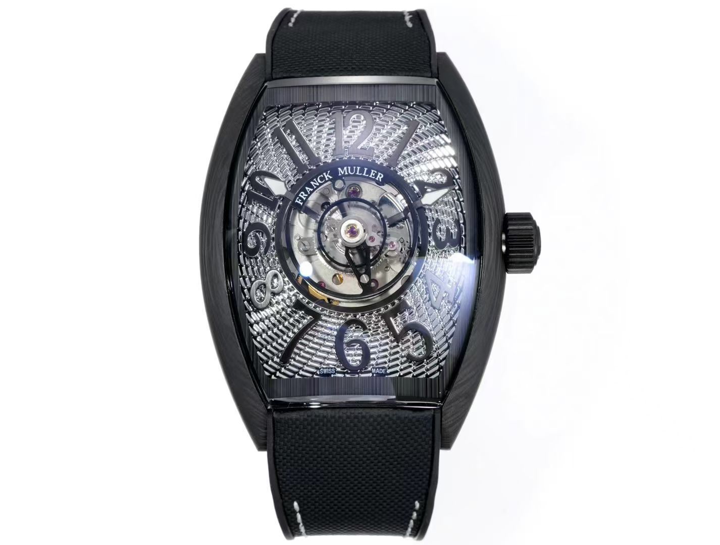 NO:858415,'New Watch' Franck Muller RM3 FM launches the Grand Central Tourbillon watch Franck Muller launches a new tourbillon watch - the 'Grand Central Tourbillon'. What is special is that it adopts a unique 'central tourbillon' structure, allowing the slowly rotating tourbillon to become the visual focus on the dial. Cintrée Curvex  The barrel-shaped case has been redesigned with slender and smooth lines. The upper and lower ends of the watch mirror extend to the lugs, making the dial more spacious and open. The case is made of carbon fiber with fine texture. The black and gray stripes of carbon fiber create a subtle texture that is both charming and elegant, yet abstract and casual.  The lacquered dial is paired with eye-catching oversized Arabic numerals, and the embossed guilloché texture radiates from the inside out to form a spiral pattern, echoing the rotation of the tourbillon. Since the tourbillon occupies the central position of the dial, the pointer gear train is also modified accordingly, and the pointer is installed on the edge of the tourbillon, as if suspended above the dial. It is equipped with a self-made FM CX 40T-CTR self-winding movement with a swing frequency of 28800vh, providing a power reserve of up to 4 days.  Paired with a fluororubber tailor-made nylon strap and a new version of the special brushed folding clasp. S1 is a refined recommendation for men’s true flywheel mechanical watches.19860909『新表』Franck Muller 法穆兰 RM3 FM 推出 Grand Central Tourbillon 中置陀飞轮腕表 Franck Muller 推出一枚陀飞轮腕表新作——「Grand Central Tourbillon」,特别之处在于采用独特的「中置陀飞轮」结构,让缓慢旋转的陀飞轮成为表盘上的视觉焦点. Cintrée Curvex 桶形表壳经过重新设计,线条纤细而流畅,表镜上下两端延伸至表耳,让表盘更加宽敞开阔.表壳以碳纤维打造,纹理细腻,碳纤维的黑色和灰色条纹营造出微妙的质感,既迷人优雅,又抽象随意. 漆面表盘,搭配醒目的超大尺寸阿拉伯数字时标,压印玑镂纹理由内而外发散形成螺旋图案,呼应着陀飞轮的旋转.由于陀飞轮占据了表盘的中央位置,指针齿轮系也相应改造,指针被安装在陀飞轮边缘,如同悬浮于表盘之上. 搭载自制 FM CX 40T-CTR 自动上链机芯,摆频28800vh,提供长达4天的动力储备. 搭配氟橡胶裁缝尼龙表带,新版专用款拉丝工艺折叠表扣.S1精致推荐男士真飞轮机械腕表,,Watch