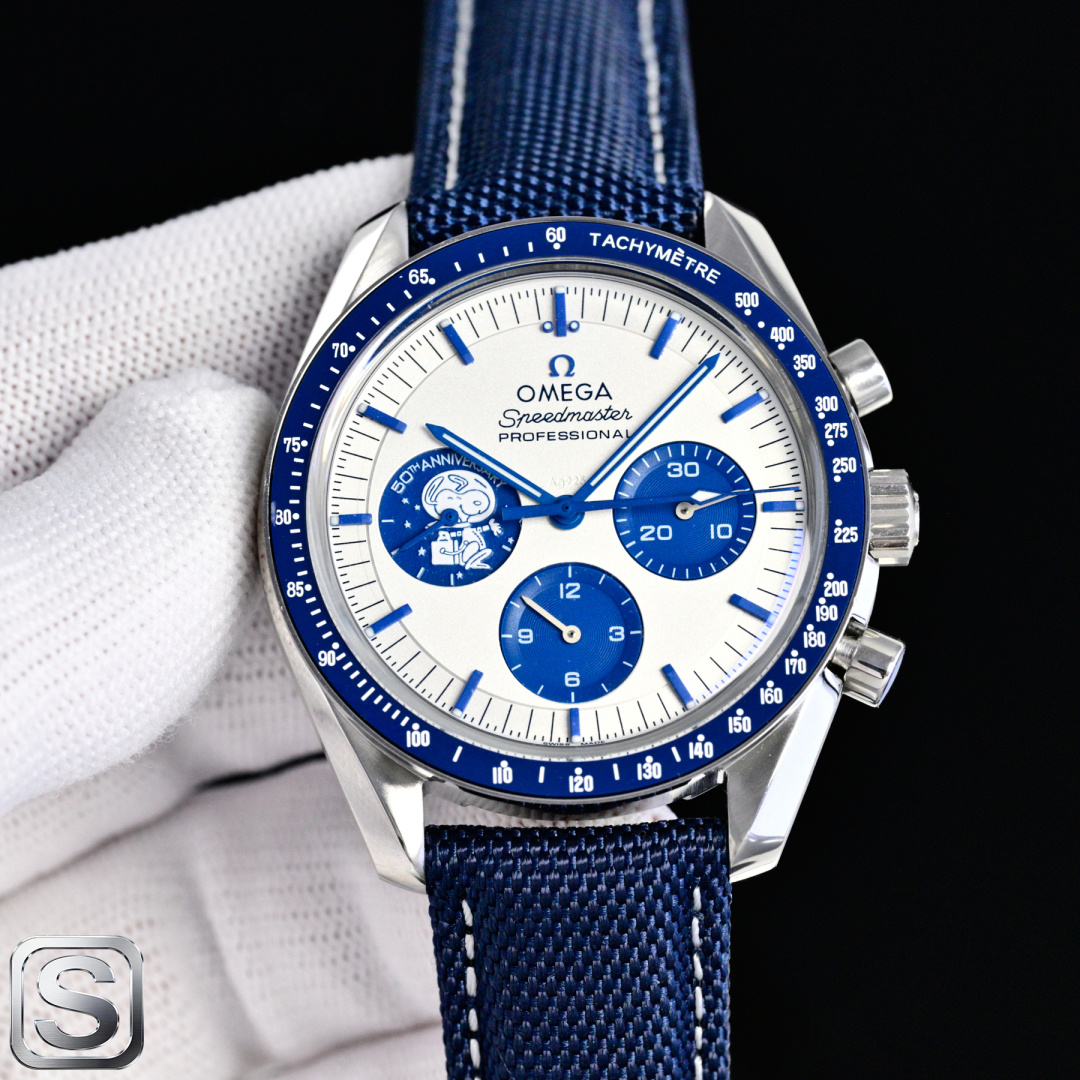 NO:755021,Produced by O1 Leather belt model Steel belt model O1 Factory The first choice for cost performance Omega OMEGA AF8 Speedmaster series .32.42.50.02.001 'Full version' Snoopy 50th anniversary commemorative watch 1 The chamfering and brushing polishing on both sides of the case are consistent with the original version. 2 The workmanship and color of the ceramic ring are consistent with the original version  3. The movement adopts 3861 manual winding, which is the same as the original version. The movement has been upgraded and improved in many aspects to be more stable than before. O1 product takes you into the most perfect Snoopy space travel at the least cost. Luxurious and exquisite, recommended men's multi-functional mechanical watch. For the best luxury recommendation as a gift, please look for the exclusive quality of O1, omega.19860909O1 出品 皮带款 钢带款  O1 Factory 性价比首选 欧米茄 OMEGA AF8 超霸系列 .32.42.50.02.001 “满配版”史努比50周年纪念腕表 1表壳两侧的倒角以及拉丝打磨均做到和原版一致. 2陶瓷圈口做工颜色均跟原版一致 3机芯采用3861手动上链跟原版一致,机芯经过多方面升级改良比之前更加稳定. O1出品花最少的钱带你进入最完美史努比太空遨游 奢华精致推荐男士多功能机械腕表 送礼最佳奢华推荐请认准O1独家品质,,omega,Watch