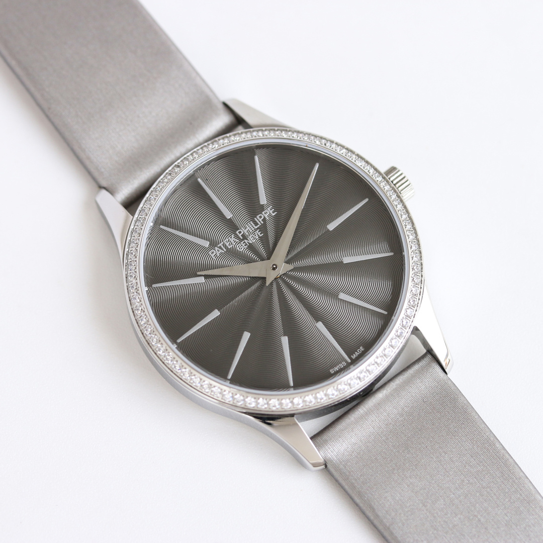 NO:741766,Ultra-thin upgraded new model Patek Philippe PP PP Classic Series Shocking arrival 4997/200R-001 women's model kills all versions on the market. The appearance is consistent with the official. The exciting details are as follows. The dial is embossed pattern, faceted sword-shaped hands + tapered hour markers, satin ultra-thin calfskin, sapphire double crystal glass, equipped with genuine movement Cal. Case size 35mm + thickness 9.5  Produced by TW, it must be a high-quality product. Please look for the exclusive quality and exquisite recommended women's mechanical watches, patek philippe, cowhide19860909超薄 升级 新款 百达翡丽 PP PP 古典系列 震撼来袭4997/200R-001女款  秒杀市场所有版本 外观与官方一致  精彩细节如下  表盘为压花图案,琢面剑形指针+锥形时标,缎纹超薄小牛皮 蓝宝石双卜水晶玻璃 搭载正品机芯Cal.  表壳尺寸35mm+厚度9.5  TW出品,必属精品,请认准独家品质精致推荐女士机械腕表,,patek philippe,cowhide,Watch