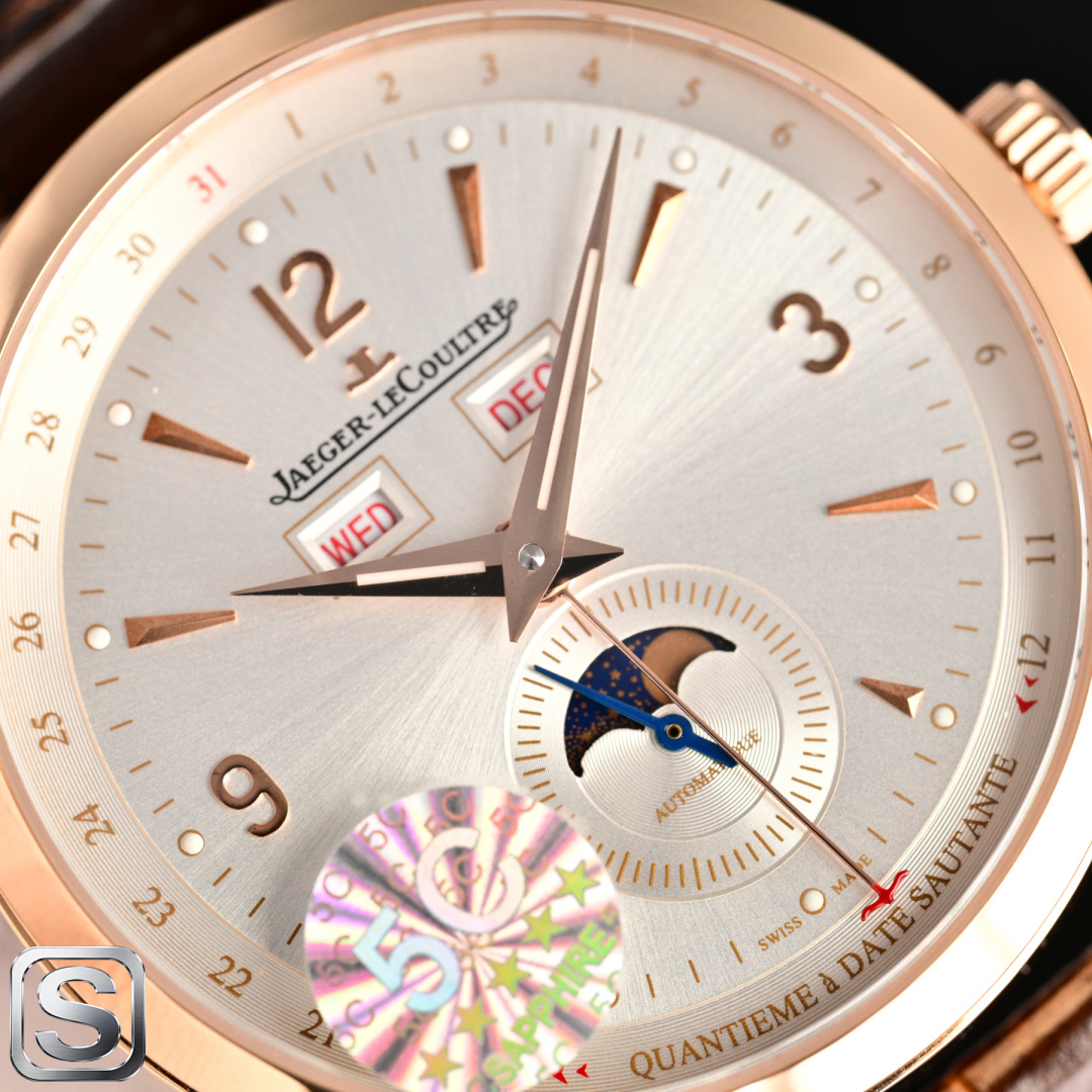 NO:755014,Produced by 5C, white shell, gold shell, 5C Factory Jaeger-LeCoultre JL R55 is sincerely launched, shockingly launching a representative work of fine aesthetics - Jaeger-lecoultre Master Series - 1558420, the highest version on the market, 6 o'clock real small seconds [Wonderful details] The watch size is 39mmX12mm, thin and quality  1. The pot-lid-shaped dial is slightly curved when viewed from the side. Multiple modifications ensure that the charm is comparable to the original version, restoring the authentic watchmaking characteristics and showing its timeless charm in a slightly different way!  2. The two windows at 12 o'clock of the watch display the day of the week and the month respectively. The sub-dial of the watch at 6 o'clock has a small second hand that can read the moon phase display, and the edge position displays the calendar hand, restoring all functions. 3. There is no gap in the middle of the clasp. Viewed from the side, the arc will not break the opening. The curvature of the clasp is consistent with the original version and is more comfortable to the hand. It uses a 5C factory customized machine to modify the Jaeger-LeCoultre 866/1 movement. It has stable running time and excellent quality. To ensure the perfect presentation of the charm, it has been repeatedly modified.  Behind the simplicity is the ultimate complexity [Simplicity and Ultimate] 5C ingenuity!  Luxurious and exquisite recommended men's multifunctional mechanical watch. The best luxury recommendation for gift giving, please look for the 5C exclusive quality, jaeger-lecoultre198609095C 出品 白壳 金壳 5C Factory 积家 JL R55 心诚所致,震撼推出精细美学代表之作——Jaeger-lecoultre 积家 大师系列——1558420市场最高版本6点位真小秒【精彩细节】腕表尺寸39mmX12mm 薄而有质 1锅盖形表盘从侧面看是有微微弧度的多次修改确保神韵与原版相媲美,还原正品制表特质,以稍作不同的方式展现其隽永魅力！ 2腕表十二点位置两个窗口分别显示星期和月份,腕表在6点钟位置的副表盘为小秒针可读取月相显示,边缘位置则显示日历针,还原所有功能. 3 表扣中间无缝隙从侧面看弧线是不会断开口的表扣的扣版弯度与原版一致更贴手 采用5C厂定制机改积家866/1机芯 走时稳定 品质优良 为确保神韵反复修改完美呈现 简约的背后是极致的复杂【简约而极致】5C匠心之作！奢华精致推荐男士多功能机械腕表 送礼最佳奢华推荐请认准5C独家品质,,jaeger-lecoultre,Watch