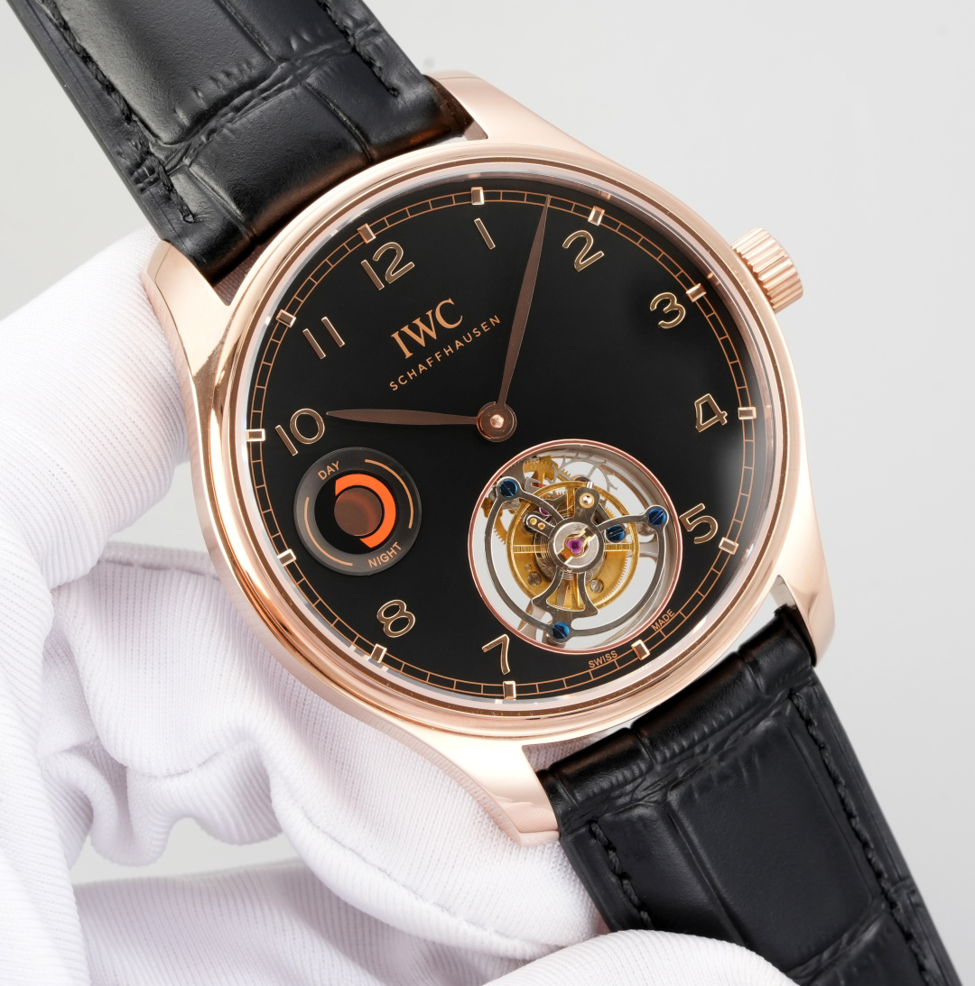 NO:764408,TUR Factory/IWC Tourbillon New Model Launched, Size 42mm At IWC, only the most experienced watchmakers are given the important task of creating the tourbillon watch, and are fully responsible until the last process. As early as the 1970s, the IWC Watchmaking School began to continuously encourage young watchmakers to improve their mechanical watchmaking training and accept new technical challenges, so that multiple complex functions including tourbillons can continue to develop. This is also  IWC's passion for watchmaking, unremitting progress and pursuit of perfect craftsmanship are reflected. IWC is one of the few high-end watchmaking brands that has always persisted in and advanced the research and development of tourbillon devices. It has successively launched watches with innovative structures such as flying tourbillons and constant-force tourbillons.  Watch. As engineers in the field of advanced watchmaking, IWC watchmakers use engineering spirit to design and improve watchmaking skills, and always start from the perspective of actual needs, making complex function watches more suitable for daily wear on top of their technical and aesthetic attributes.  Skeleton suspended tourbillon at 6 o'clock rotates in degrees, and can store energy for up to 48 hours. It uses sapphire glass, first-layer cowhide, and a folding buckle that is consistent with the original version. It is not an ordinary pin buckle in the market. TUR's exclusive polished movement has the same appearance as the original version. Luxury recommendation TUR two-hand true flywheel mechanical watch,,,iwc,cowhide19860909TUR Factory 万国/ IWC 陀飞轮新款推出 尺寸42mm 在IWC万国表,只有经验最为丰富的制表大师才被赋予打造陀飞轮腕表这一珍品的重任,并全权负责,直至最后一个工序.早在上世纪七十年代, IWC万国表制表学校便开始不断鼓励年轻的制表师精进机械制表的培训,接受技术上的新挑战,使陀飞轮在内的多个复杂功能得以延续发展,这也是 IWC万国表对制表的热情、不懈进取以及对完美工艺追求的体现.IWC万国表是为数不多始终在坚持且精进研发陀飞轮装置的高级制表品牌,已经陆续推出飞行陀飞轮、恒定动力陀飞轮等创新结构的腕表.作为高级制表领域的工程师,IWC万国表的制表师们以工程精神去设计和精进制表技艺,并且始终从实际需求的角度出发,让复杂功能腕表在拥有技术和审美属性之上,成为更适合日常佩戴的时计杰作 6点位镂空悬浮陀飞轮 度旋转,储能动力长达48小时采用蓝宝石玻璃 头层牛皮 以及原版一致的折叠扣非市场普通针扣,TUR专属打磨机芯外观与原版一致,奢华推荐 TUR两针真飞轮机械腕表,,,iwc,cowhide,Watch