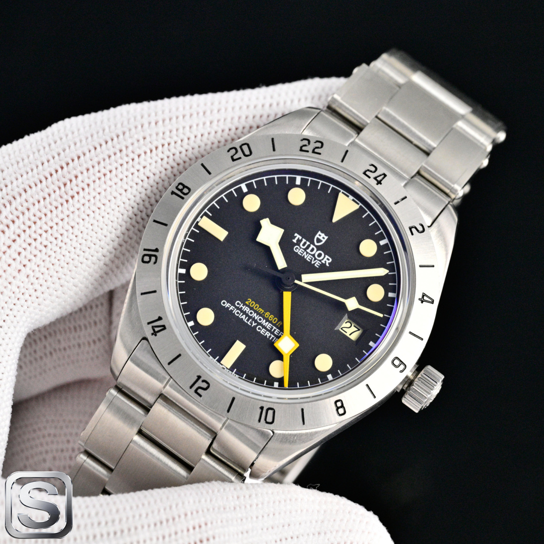 NO:946334,TW produces TW Factory V2 new product - TD TUDOR R28 Biwan professional 79470 - take time as wings and go to the appointment of heaven and earth. Biwan series  1) The authentic molded 39MM stainless steel case has both polished and frosted textures. The riveted stainless steel strap replicates the classic design of the year. The T-fit quick adjustment buckle can fine-tune the length by 8 mm without tools. It not only carries professional functions, but also continues the classic silhouette of the Black Bay series, and is just the right size to fit most wrists.  2) The egg white or matte black dial has its own style. The one-piece three-dimensional ceramic hour markers are filled with Super-LumiNova luminous material and matched with Tudor's iconic yellow 'snowflake' hands. The sharp-edged design is not only an inheritance of the classic elements of 1969, but also makes reading clear and intuitive. The frosted steel 24-hour fixed outer ring has a warm texture and reflects the domed blue crystal mirror, reflecting a restrained luster under different light.  3) The inner core is equipped with 2836gmt  type movement, the movement also has functions such as central jumping hour hand (second time zone), 24-hour hand (the needle sequence of the four needles is consistent with the original). All time adjustment functions are consistent with the original. The hour hand can be monotonized, and the independent time adjustment function can be freely calibrated forward and backward, and the hour hand can be adjusted back to the calendar. The calendar window jumps instantaneously at midnight. The 72-hour long power reserve is practical and accurate, luxurious and exquisite. Recommended for men's multi-functional mechanical watches as gifts. For the best luxury recommendations, please look for TW's exclusive quality.19860909TW 出品 TW Factory V2新品—TD 帝舵 TUDOR R28 碧湾专业型79470—以时光为翼,赴天地之约.碧湾系列 1)正品开模的39MM精钢表壳兼具磨光和磨砂质感,铆钉精钢表带复刻年经典设计,T-fit快速调节带扣可无工具微调8毫米长度,承载着专业功能的同时,延续着碧湾系列的经典轮廓,而恰到好处的尺寸适配多数手腕. 2)蛋白色或哑光黑色盘面各有风情,一体成型的立体陶瓷时标填充Super-LumiNova夜光物料,搭配帝舵标志性的黄色“雪花”指针,棱角分明的设计既是1969年经典元素的传承,也让读时清晰直观.磨砂钢质24小时固定外圈质感温润,与圆拱形蓝水晶镜面相映,在不同光线下折射出内敛光泽. 3)内在核心搭载2836gmt 型机芯,机芯还具备中央瞬跳时针（第二时区）、24小时指针(四根针的针序与正品一致）等功能.所有调时功能跟原装一致.可单调时针,可独立调时功能可自由前后校准,可时针回调日历.日历窗随午夜瞬跳.72小时的超长动力储备,实用且精准,奢华精致推荐男士多功能机械腕表送礼最佳奢华推荐请认准TW独家品质,,Watch