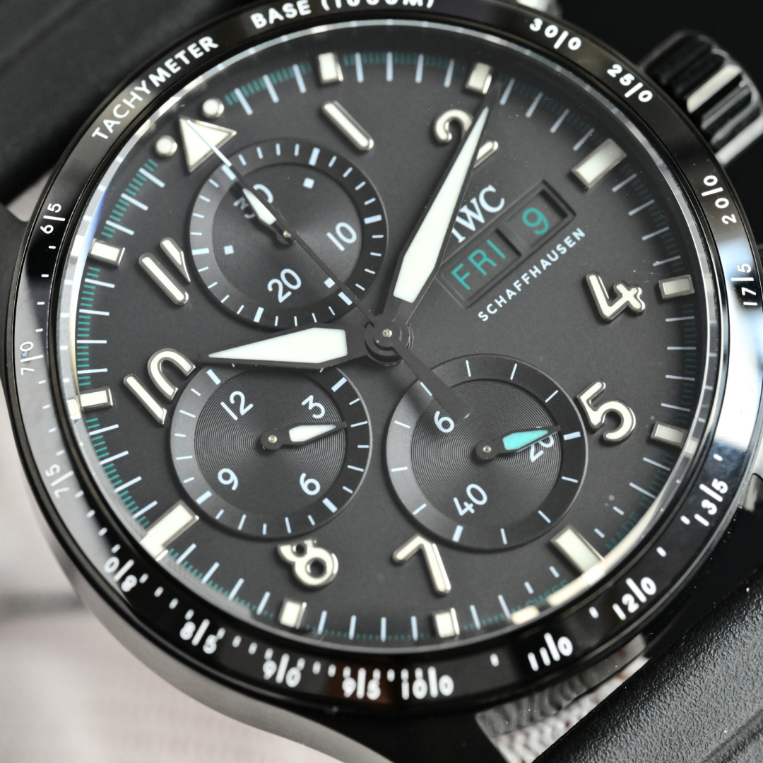 NO:764442,Jin Wanguo/IWC Pilot Series New Racing Pilot Pilot Series high-performance chronograph watch with a diameter of 41 mm, perfectly adapted to the ceramic tachymeter ring. 1. The movement adopts Asia transparent bottom replica of IWC's 69385 automatic winding machine. Double-sided sapphire glass, hand-brushed case, full of texture!  2. The original dial is molded, infinitely close!  The 3 small eyes are the same size and position as the official ones!  Non-market reduced size 3 small eyes (wrong position, wrong size) inlaid scales and Arabic numerals. The dial is updated to bright black, which perfectly echoes the shiny speed ring. The 3 small eyes adopt a sunken design, making the whole watch more layered!  3. The manufacturer uses the original quick-release fluororubber strap + quick-release buckle. The strap and buckle can be removed and replaced with bare hands without tools. 4. Exclusive version of the latest version in the market, original mold opening, extremely high degree of restoration multi-function mechanical watch,,,iwc19860909金 万国 /IWC 飞行员系列 新款赛车飞行员 飞行员系列高性能计时腕表,41毫米的表径,完美适配陶瓷测速圈. 1、机芯采用Asia透底复刻万国的69385自动上链机.双面蓝宝石玻璃,手工拉沙的表壳,质感十足！ 2、家表盘正品开模,无限接近！3个小眼与官方一样大小,一样位置！非市场缩小型3小眼（位置不对,大小不对）镶嵌式刻度与阿拉伯数字时标,表盘更新为亮黑色,与闪亮的测速圈完美呼应,3个小眼采用下沉式设计,让整表更有层次感！ 3、家采用原版快拆型氟橡胶表带+快拆表扣,无需工具,即可徒手拆卸更换表带与表扣 4、独家对版市场最新版本,原版开模,极高还原度多功能机械腕表,,,iwc,Watch