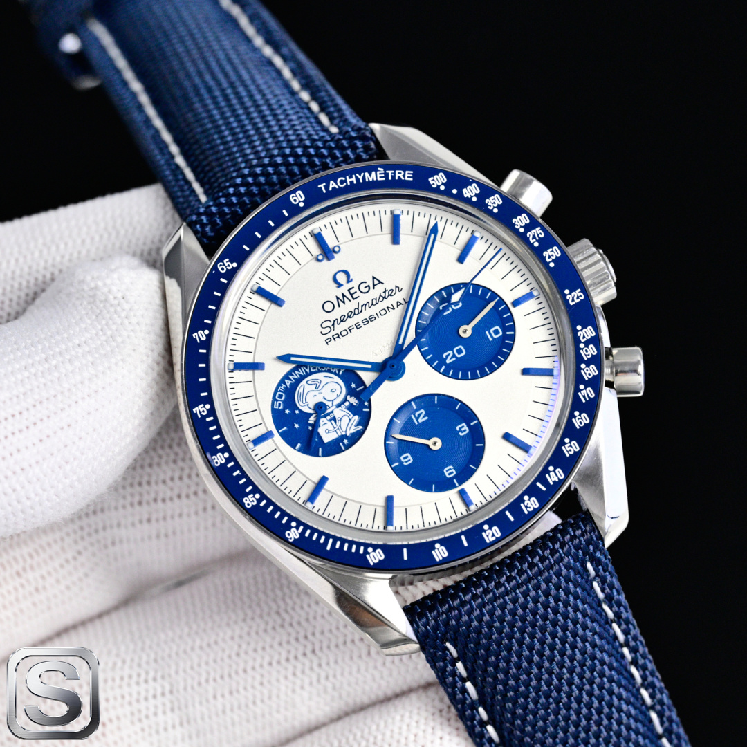 NO:764892,Produced by O1 Leather belt model Steel belt model O1 Factory The first choice for cost performance Omega OMEGA AF8 Speedmaster series .32.42.50.02.001 'Full version' Snoopy 50th anniversary commemorative watch 1 The chamfering and brushing polishing on both sides of the case are consistent with the original version. 2 The workmanship and color of the ceramic ring are consistent with the original version  3. The movement adopts 3861 manual winding, which is the same as the original version. The movement has been upgraded and improved in many aspects to be more stable than before. O1 product takes you into the most perfect Snoopy space travel at the least cost. Luxurious and exquisite, recommended men's multi-functional mechanical watch. For the best luxury recommendation as a gift, please look for the exclusive quality of O1, omega.19860909O1 出品 皮带款 钢带款  O1 Factory 性价比首选 欧米茄 OMEGA AF8 超霸系列 .32.42.50.02.001 “满配版”史努比50周年纪念腕表 1表壳两侧的倒角以及拉丝打磨均做到和原版一致. 2陶瓷圈口做工颜色均跟原版一致 3机芯采用3861手动上链跟原版一致,机芯经过多方面升级改良比之前更加稳定. O1出品花最少的钱带你进入最完美史努比太空遨游 奢华精致推荐男士多功能机械腕表 送礼最佳奢华推荐请认准O1独家品质,,omega,Watch