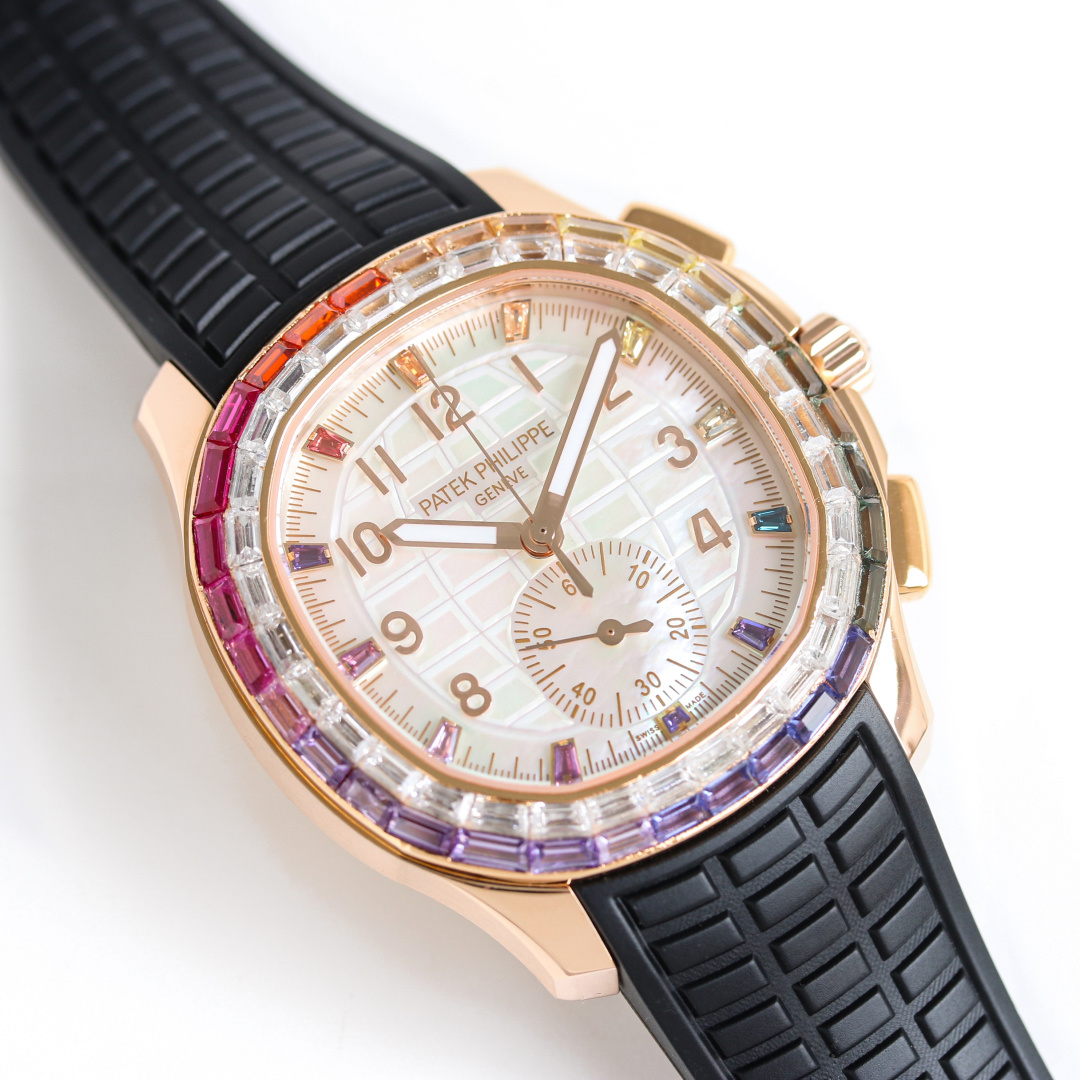NO:764437,Patek Philippe Aquanaut Luce - 'Rainbow' Chronograph Grenade Series, the Aquanaut Luce 'Rainbow' chronograph watch is specially designed for dynamic modern neutrals. It is crafted from rose gold and uses invisible inlay technology to inlay baguette diamonds and colored sapphires, blooming with rainbow brilliance. Movement: Using 'Dandong' modified CH28520 self-winding mechanical movement.  White mother-of-pearl dial, engraved with Aquanaut relief pattern, long colored sapphire hour markers and gold three-dimensional numerals. The diameter from 10 o'clock to 4 o'clock is 39.9mm (the same as the original). The ring is made of 'rhinestone protection' original: 40 colored sapphires 2.31 carats (bezel). 40 diamonds 2.05 carats (bezel). 12 colored sapphires 0.31 carats (hour markers).  10 diamonds 0.36 carats (folding clasp). A total of 52 baguette colored sapphires (2.62 carats) and 50 baguette diamonds (2.41 carats). Strap/buckle: composite material strap, patented diamond folding clasp, PPM team purchased the original replica mechanical watch which took 10 months to purchase,,,patek philippe19860909百达翡丽 Aquanaut Luce-“彩虹”计时 手雷系列, Aquanaut Luce“彩虹”计时腕表专为充满活力的现代中性设计,选用玫瑰金材质匠心打造,并运用隐形镶嵌技艺镶饰长形钻石与彩色蓝宝石,绽放彩虹光彩. 机芯:采用“丹东”改CH28520自动上弦机械机芯. 白色珍珠母贝表盘,镌刻Aquanaut浮雕图案,长形彩色蓝宝石时标和金质立体字块. 直径10时至4时位置39.9mm（原装一致） 圈口采用“水钻防制”原装的:40颗彩色蓝宝石2.31克拉（表圈）. 40颗钻石2.05克拉（表圈）. 12颗彩色蓝宝石0.31克拉（时标）. 10颗钻石0.36克拉（折叠式表扣）. 共计52颗长形彩色蓝宝石（2.62克拉）以及50颗长形钻石（2.41克拉）. 表带/表扣:复合材质表带,专利镶钻折叠式表扣,PPM团队购置原装耗时10个月复刻机械腕表,,,patek philippe,Watch