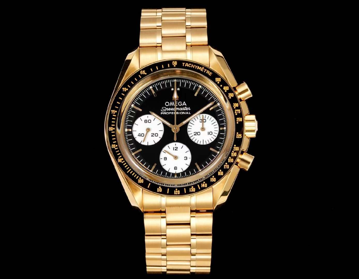 NO:764505,OMEGA Speedmaster Series Speedmaster Reversed Panda Moon Watch Black and white, reshaping the classic 1. Size/42mm Black ceramic bezel + white enamel tachymeter scale, with classic Dot over 90; box-shaped sapphire mirror and see-through back; gold five-bead chain of the same material, adjustable folding buckle; 50 meters waterproof. 2. Double-layer ladder design on the dial,  Black lacquered main dial + white lacquered small counter (reverse panda); gold three-dimensional hour markers and hands, covered with luminous; white minute ring, black small dial scale, clear reading. 3. Movement (3861) Master Chronometer manual movement, silicon hairspring, 15000 Gauss antimagnetic, 50 hours power reserve, 21600vph vibration frequency, Geneva ripple polishing visible through the back.  Moon landing legend + supreme performance + luxurious texture, multifunctional mechanical watch with space medal on the wrist,,,omega19860909欧米茄 OMEGA 超霸系列 超霸反转熊猫盘月球表 黑白之间,重塑经典 1. 尺寸/42mm 黑色陶瓷表圈+白色珐琅测速刻度,带经典 Dot over 90；盒形蓝宝石表镜与透背；同材质金五珠链,可调节折叠扣；50米防水. 2. 盘面设计双层阶梯式, 黑色漆面主盘+白色漆面小计时盘（反熊猫）；金质立体时标、指针,覆夜光；白分钟圈、黑小表盘刻度,读时清晰. 3. 机芯(3861)至臻天文台手动机芯,硅游丝,15000高斯防磁,50小时动力储备,21600vph振频,背透可见日内瓦波纹打磨. 登月传奇+至臻性能+奢华质感,腕间太空勋章多功能机械腕表,,,omega,Watch