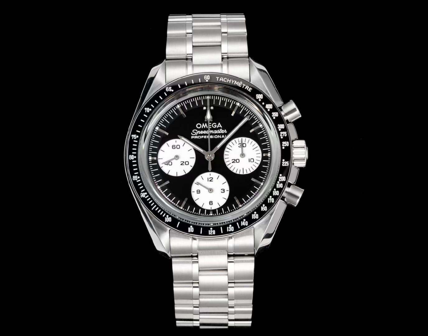 NO:764507,OMEGA Speedmaster Series Speedmaster Reversed Panda Moon Watch Black and white, reshaping the classic 1. Size/42mm Black ceramic bezel + white enamel tachymeter scale, with classic Dot over 90; box-shaped sapphire mirror and see-through back; gold five-bead chain of the same material, adjustable folding buckle; 50 meters waterproof. 2. Double-layer ladder design on the dial,  Black lacquered main dial + white lacquered small counter (reverse panda); gold three-dimensional hour markers and hands, covered with luminous; white minute ring, black small dial scale, clear reading. 3. Movement (3861) Master Chronometer manual movement, silicon hairspring, 15000 Gauss antimagnetic, 50 hours power reserve, 21600vph vibration frequency, Geneva ripple polishing visible through the back.  Moon landing legend + supreme performance + luxurious texture, multifunctional mechanical watch with space medal on the wrist,,,omega19860909欧米茄 OMEGA 超霸系列 超霸反转熊猫盘月球表 黑白之间,重塑经典 1. 尺寸/42mm 黑色陶瓷表圈+白色珐琅测速刻度,带经典 Dot over 90；盒形蓝宝石表镜与透背；同材质金五珠链,可调节折叠扣；50米防水. 2. 盘面设计双层阶梯式, 黑色漆面主盘+白色漆面小计时盘（反熊猫）；金质立体时标、指针,覆夜光；白分钟圈、黑小表盘刻度,读时清晰. 3. 机芯(3861)至臻天文台手动机芯,硅游丝,15000高斯防磁,50小时动力储备,21600vph振频,背透可见日内瓦波纹打磨. 登月传奇+至臻性能+奢华质感,腕间太空勋章多功能机械腕表,,,omega,Watch