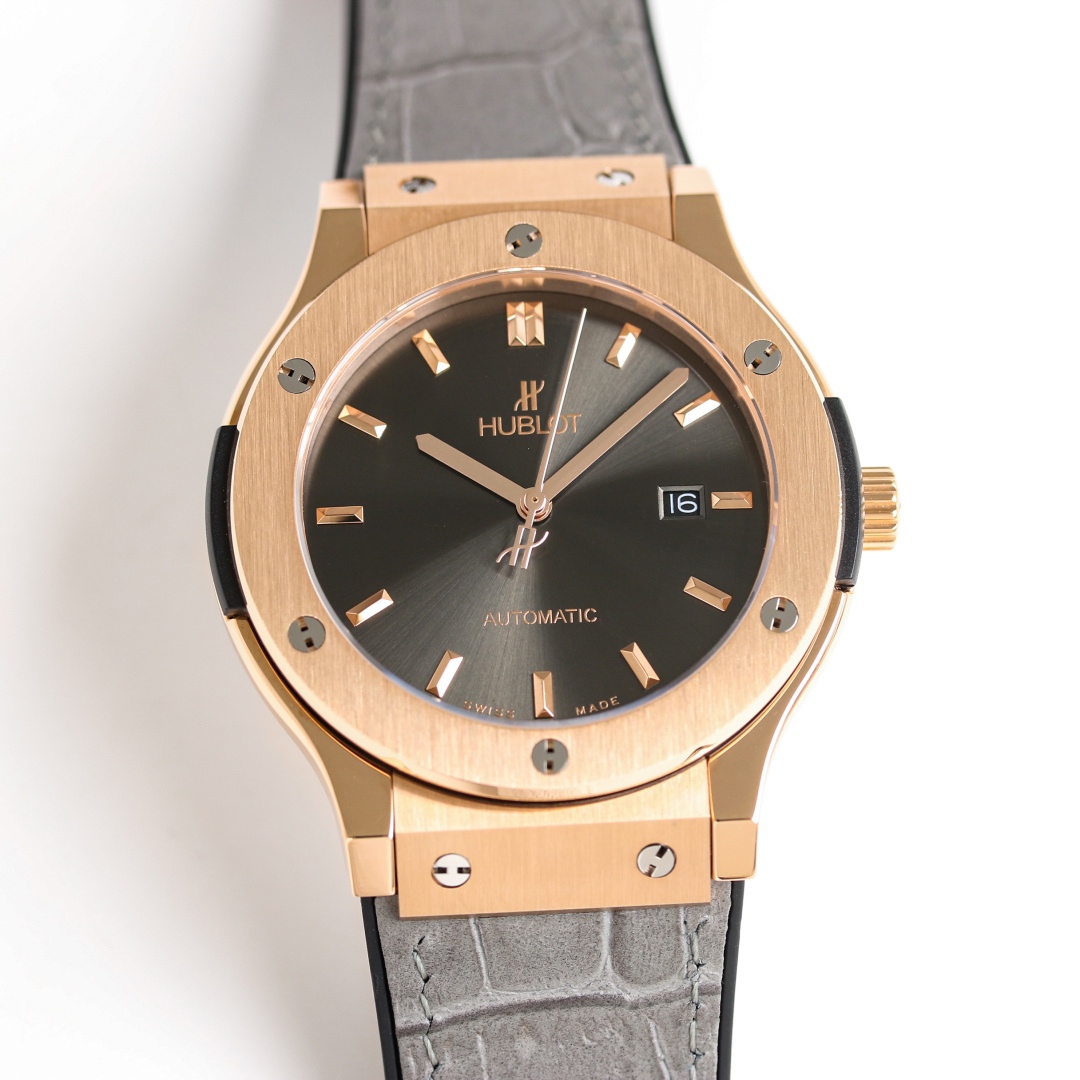 NO:764516,Solitaire Full Diamond HB + (Hublot) Hublot/Classic Fusion Series!  The upgraded version is 1:1 made with a diameter of 45mm and took 16 months. The case is made of the same steel as the original. This model has a polished brushed surface. The brushing is neat and delicate, with smooth lines. The 6 H-shaped titanium screws on the ring are completely interchangeable with the original. We strive to restore it to the extreme!  The literal color was confirmed after ten months of repeated debugging by the watchmaker, and the color difference was restored to 98%. The literal font used 3D printing technology, and the stroke by stroke, size and thickness of the letters were completely restored to the original!  The movement adopts (9015 zero repair), the size of the movement is exactly the same as the original mechanical watch, welcome your appreciation,19860909单钻 满钻 HB +（宇舶) 恒宝 / 经典融合系列！升级版1:1打造 直径45mm,耗时16个月,表壳采用同正品一致的钢打造而成,此款乃抛光拉丝面,拉丝整洁细腻,线条流畅,圈口6颗H型钛螺丝可与正品完全互换,力争还原到极致！字面颜色在制表师反复调试十个月后才确认样板,色差还原98,字面字体采用3D印刷工艺,字母的一笔一划,大小粗细完全还原正品！机芯采用（9015零返修）,机芯大小和正品完全一致机械腕表, 欢迎您的品鉴,,,Watch