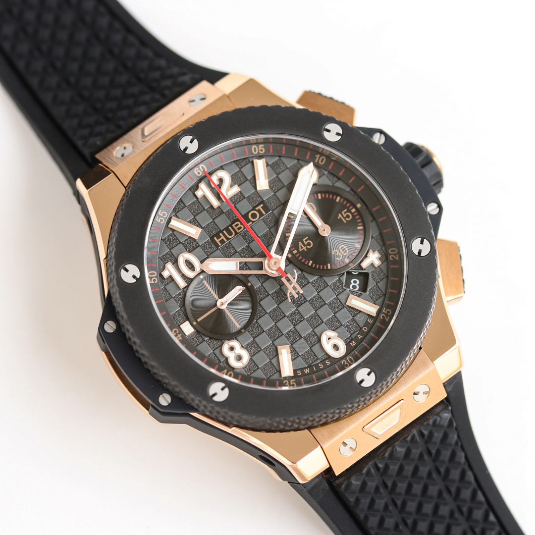 NO:821801,Hublot Hublot T9 watch BIG BANG 431.OM..RX series produced by OMF 20th anniversary commemorative model, original newly molded 43mm case [market version 44mm, is the case of the old 301.SB.131.RX, the two timing buttons are more prominent. Wrong version] adopts a new design, more ergonomic case, more refined case details, it has larger polished chamfers, size  43MM~15MM, the 43mm wide case has been carefully modified and restored to the same size as the original. It is equipped with a HUB fully automatic mechanical movement, accurately drives the chronograph function, and has a 72-hour power reserve. It interprets the pinnacle of mechanical art with excellent performance. The one-click quick-release fluorine rubber strap allows you to switch the wearing style at will, taking into account both comfort and fashion. The strap uses imported fluorine rubber tape, which is more comfortable to wear and feels better. The mirror is made of sapphire glass. -  The sapphire mirror is transparent and anti-glare, fearless of daily challenges, classic inheritance and innovation. To celebrate the 20th anniversary of Hublot, the BIG BANG series launches a limited commemorative model, which combines iconic design and cutting-edge watchmaking technology to pay tribute to the breakthrough spirit of the era. S1 exquisitely recommends men's multi-functional mechanical watches.19860909OMF出品 恒宝 宇舶 T9 表BIG BANG 431.OM..RX 系列 20周年纪念款,原版新开模43 毫米表壳【市场版本44毫米,是套用旧款 301.SB.131.RX 的壳,两个计时按钮比较突出.不对版】采用全新设计、更符合人体工学的表壳、更精致的表壳细节,它具有较大的抛光倒角, 尺寸 43MM~15MM, 43毫米宽的表壳经过精心修饰,还原了以正品一致尺寸 搭载 HUB 全自动机械机芯,精准驱动计时码表功能,72小时动力储存,以卓越性能诠释机械艺术的巅峰, 一键快拆氟橡胶表带,随心切换佩戴风格,兼顾舒适与潮流感. 表带采用进口氟橡胶胶带,配带起来更加舒服,手感更好,镜面采用蓝宝石玻璃镜面. - 蓝宝石镜面通透防眩,无惧日常挑战,经典传承 · 创新致敬 为庆祝宇舶表20周年荣耀历程,BIG BANG系列推出限量纪念款,融合标志性设计与尖端制表工艺,致敬时代的突破精神.S1精致推荐男士多功能机械腕表,,Watch