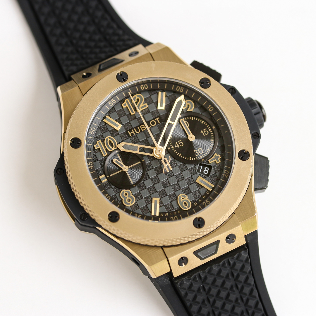 NO:764520,Hublot / Hublot BIG BANG 431.OM..RX series 20th anniversary commemorative model produced by OMF, the original newly molded 43 mm case VS (market version 44mm), is the case of the old 301.SB.131.RX, the two timing buttons are more prominent. The wrong version] adopts a new design, a more ergonomic case, more refined case details, it has larger polished chamfers, size  The 43mm/15mm, 43mm wide case has been carefully modified to restore the same size as the original. It is equipped with a HUB fully automatic mechanical movement, accurately drives the chronograph function, and has a 72-hour power reserve. It interprets the pinnacle of mechanical art with excellent performance. The one-click quick-release fluorine rubber strap allows you to switch the wearing style at will, taking into account comfort and fashion. The strap uses imported fluorine rubber tape, which is more comfortable to wear and feels better. The mirror is made of sapphire glass. -  The sapphire mirror is transparent and anti-glare, fearless of daily challenges, classic inheritance and innovation. To celebrate the 20th anniversary of Hublot, the BIG BANG series launches a limited commemorative model, a multi-functional mechanical watch that combines iconic design with cutting-edge watchmaking technology.19860909OMF出品 恒宝 / 宇舶 表BIG BANG 431.OM..RX 系列 20周年纪念款,原版新开模43 mm表壳VS(市场版本44mm),是套用旧款 301.SB.131.RX 的壳,两个计时按钮比较突出.不对版】采用全新设计、更符合人体工学的表壳、更精致的表壳细节,它具有较大的抛光倒角, 尺寸 43mm/15mm, 43mm宽的表壳经过精心修饰,还原了以正品一致尺寸, 搭载 HUB 全自动机械机芯,精准驱动计时码表功能,72小时动力储存,以卓越性能诠释机械艺术的巅峰, 一键快拆氟橡胶表带,随心切换佩戴风格,兼顾舒适与潮流感. 表带采用进口氟橡胶胶带,配带起来更加舒服,手感更好,镜面采用蓝宝石玻璃镜面. - 蓝宝石镜面通透防眩,无惧日常挑战,经典传承 · 创新致敬 为庆祝宇舶表20周年荣耀历程,BIG BANG系列推出限量纪念款,融合标志性设计与尖端制表工艺多功能机械腕表,,,Watch