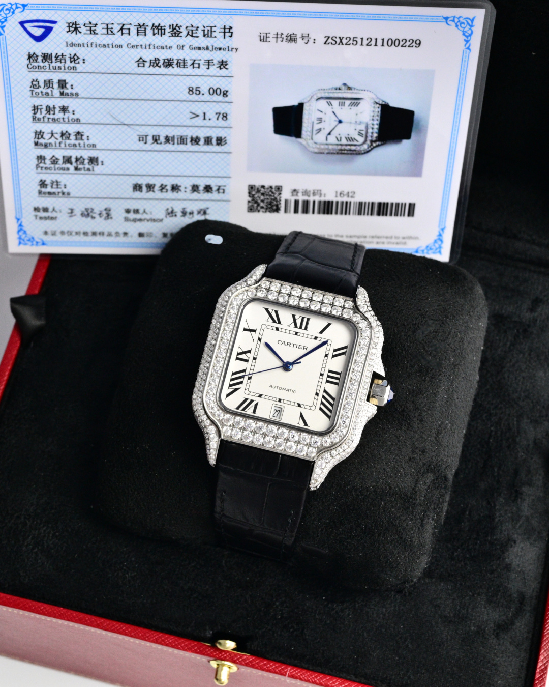 NO:764503,Genuine Moissanite Cartier/CARTIER Santos Series Gypsophila Series Extremely luxurious!  Arrived in very small quantities!  Gypsophila Cartier Santos Gypsophila Moissanite version, the entire watch is hand-inlaid with D-color VVS grade Moissanite diamond. All stones can pass the professional test pen test. The refractive index of Moissanite diamond is 2.65-2.69 (diamond 2.42). It has the same diamond luster as diamonds, the 'fire shine' is stronger, and the hardness is second only to diamonds. The inlay process adopts fancy-shaped irregular inlay (Flower Setting).  ), different from the moissanite processing technology in the market, the stones are very dense and have no gaps, which solves the pain point of many customers' requirements for tight stones. 316L stainless steel material, watch head size 39.8mm, sapphire glass mirror mechanical watch,,,cartier,cartier19860909真莫桑钻 卡地亚/ CARTIER 山度士系列 满天星系列 奢华至极！极少量到货！满天星卡地亚山度士满天星莫桑钻版本,整表纯手工镶嵌 D 色 VVS 级莫桑钻（ Moissanite diamond）全部石头都可以通过专业测试笔测试,莫桑钻( Moissanite diamond）折射率2.65-2.69（钻石2.42), 具有与钻石相同的金刚光泽,'火彩 shine '更强,硬度仅次于钻石,镶嵌工艺采用花式状不规则镶嵌（ Flower Setting ),不同于市场莫桑钻加工的工艺,做到石头之间非常密集毫无空隙,解决了许多客户对石头紧密这方面要求的痛点,316L精钢材料,表头尺寸39.8mm,蓝宝石玻璃镜面机械腕表,,,cartier,cartier,Watch