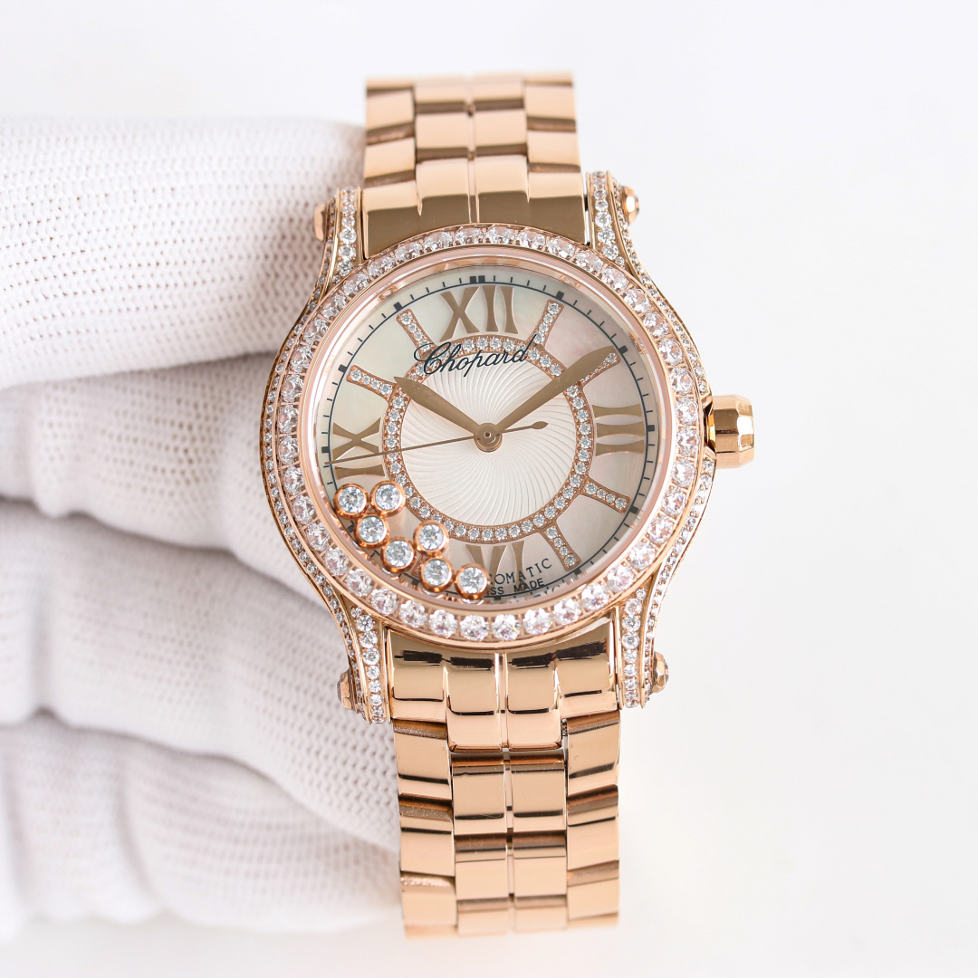 NO:764527,First released on the whole network, the Chopard/Happy Sport series full of diamonds limited edition, 'gold and diamonds' 1 case is made of 316L fine steel, with round brilliant-cut diamonds inlaid on both sides of the case. Each piece is sparkling and the color is white and translucent!  2 The dial is equipped with 7 happy diamonds and uses Swarovski crystals, each one is full of sparkle!  The base of each bead is carefully carved to achieve the consistent rotational movement effect of genuine diamond beads. 3. Equipped with a unique carved texture mother-of-pearl lettering, the halo radiated is the same as the original one!  4. The movement is equipped with (2892) mechanical automatic movement, with accurate travel time!  5. Paired with American crocodile leather strap, case diameter 36mm. Welcome for your appreciation!  ,,swarovski,chopard,crocodile skin19860909全网首发 萧邦 / Happy Sport系列满钻限量款,“有金有钻” 1壳套采用316L精钢制成,表壳两侧均镶嵌圆形明亮式切割钻石,颗颗火彩熠熠,色泽白净透亮！ 2表盘搭配7颗快乐钻,采用施华洛世奇水晶,颗颗饱满闪烁！每一个颗的底座都是精雕细琢,以求实现正品钻珠那一致的旋转运动的效果 3搭载与众不同的雕刻纹理珍珠贝母字面,放射出来的光晕与正品无二！ 4机芯方面搭载(2892)机械自动机芯机,走时精准！ 5搭配美洲鳄鱼皮表带,表壳直径36mm 欢迎您的品鉴！,,swarovski,chopard,crocodile skin,Watch
