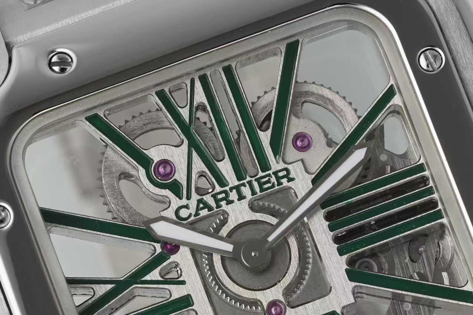 Cartier 卡地亚 CARTIER山度士系列 腕表，以突破性设计与精湛工艺诠释着时间的艺术。山度士镂空机械