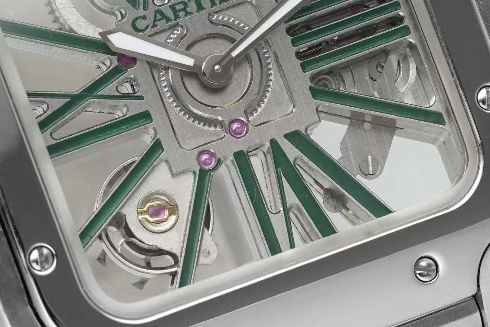 Cartier 卡地亚 CARTIER山度士系列 腕表，以突破性设计与精湛工艺诠释着时间的艺术。山度士镂空机械