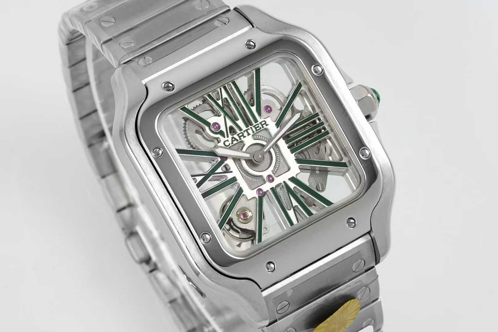 Cartier 卡地亚 CARTIER山度士系列 腕表，以突破性设计与精湛工艺诠释着时间的艺术。山度士镂空机械