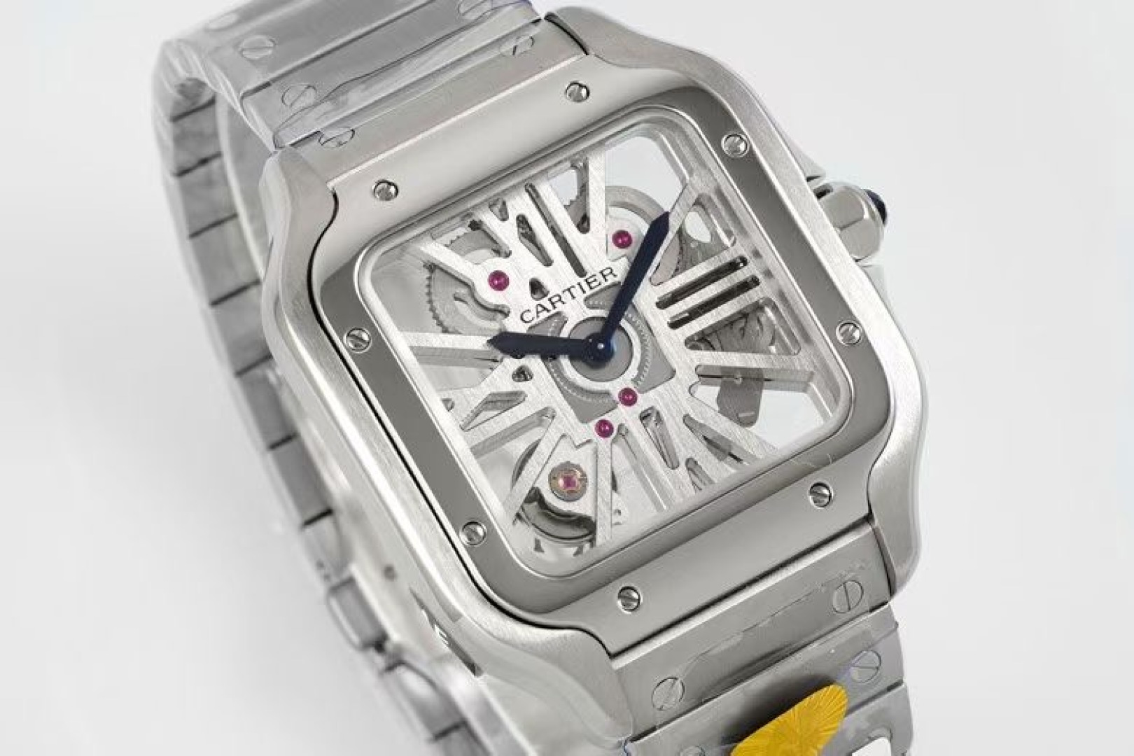Cartier 卡地亚 CARTIER山度士系列 腕表，以突破性设计与精湛工艺诠释着时间的艺术。山度士镂空机械