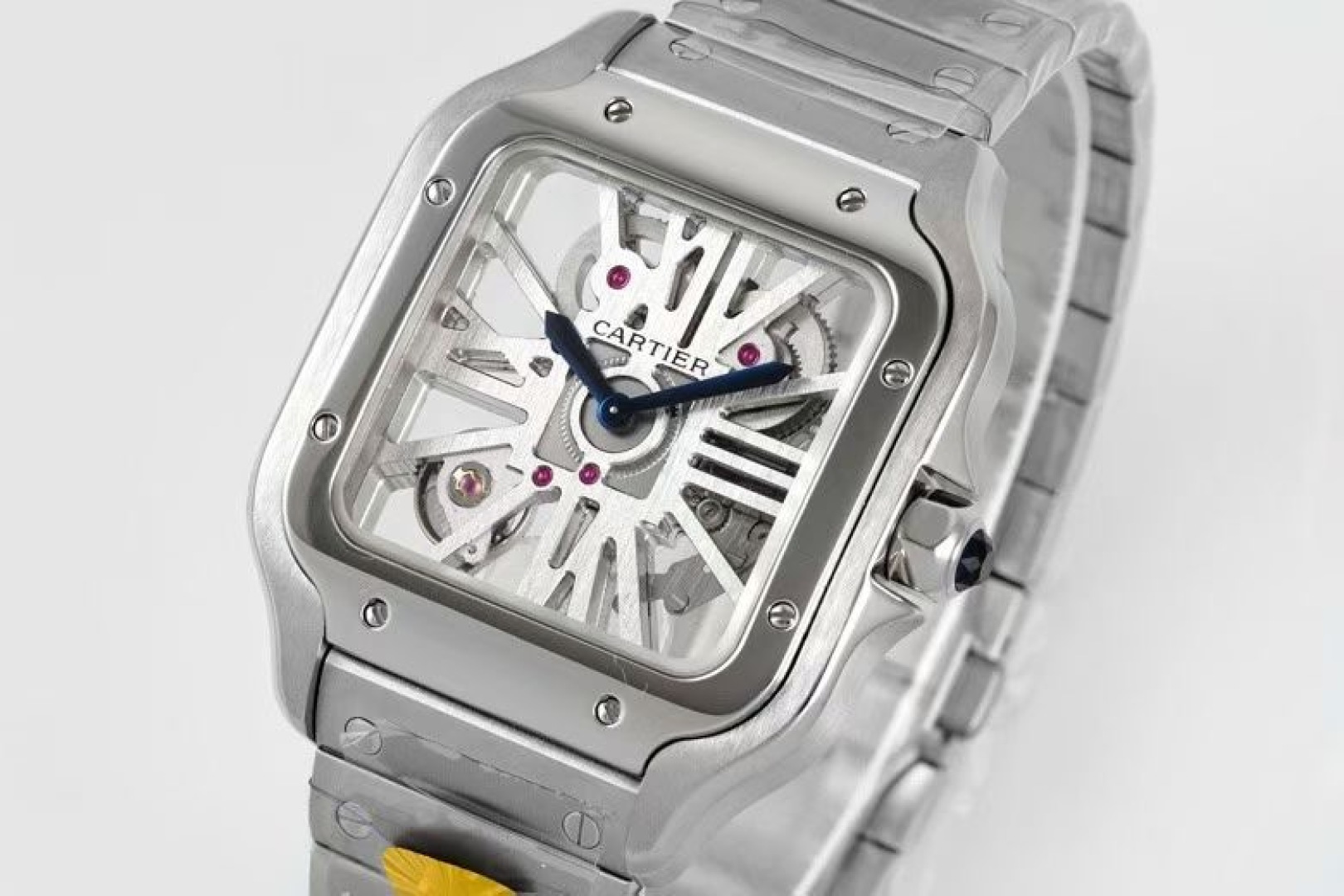 Cartier 卡地亚 CARTIER山度士系列 腕表，以突破性设计与精湛工艺诠释着时间的艺术。山度士镂空机械