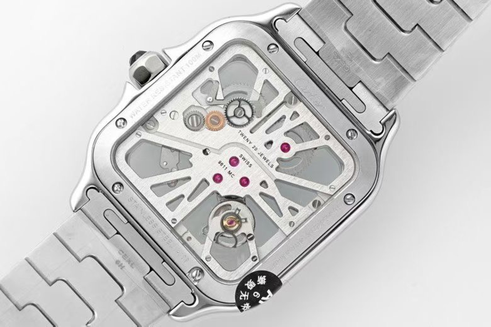 Cartier 卡地亚 CARTIER山度士系列 腕表，以突破性设计与精湛工艺诠释着时间的艺术。山度士镂空机械