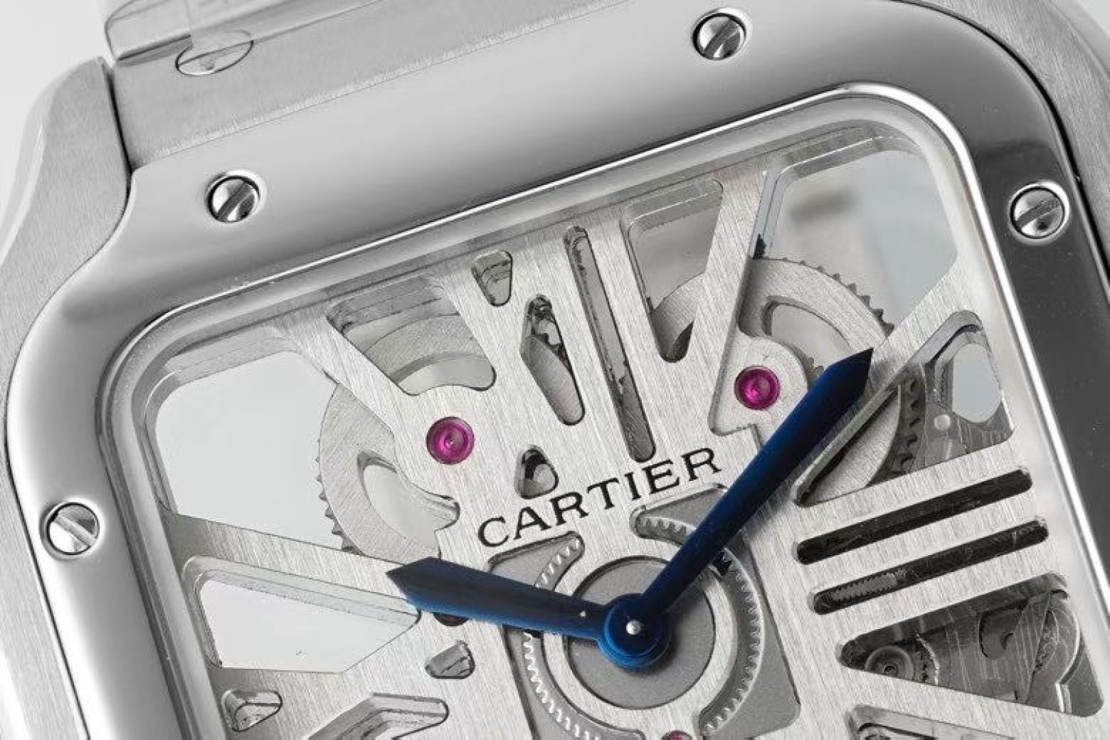 Cartier 卡地亚 CARTIER山度士系列 腕表，以突破性设计与精湛工艺诠释着时间的艺术。山度士镂空机械
