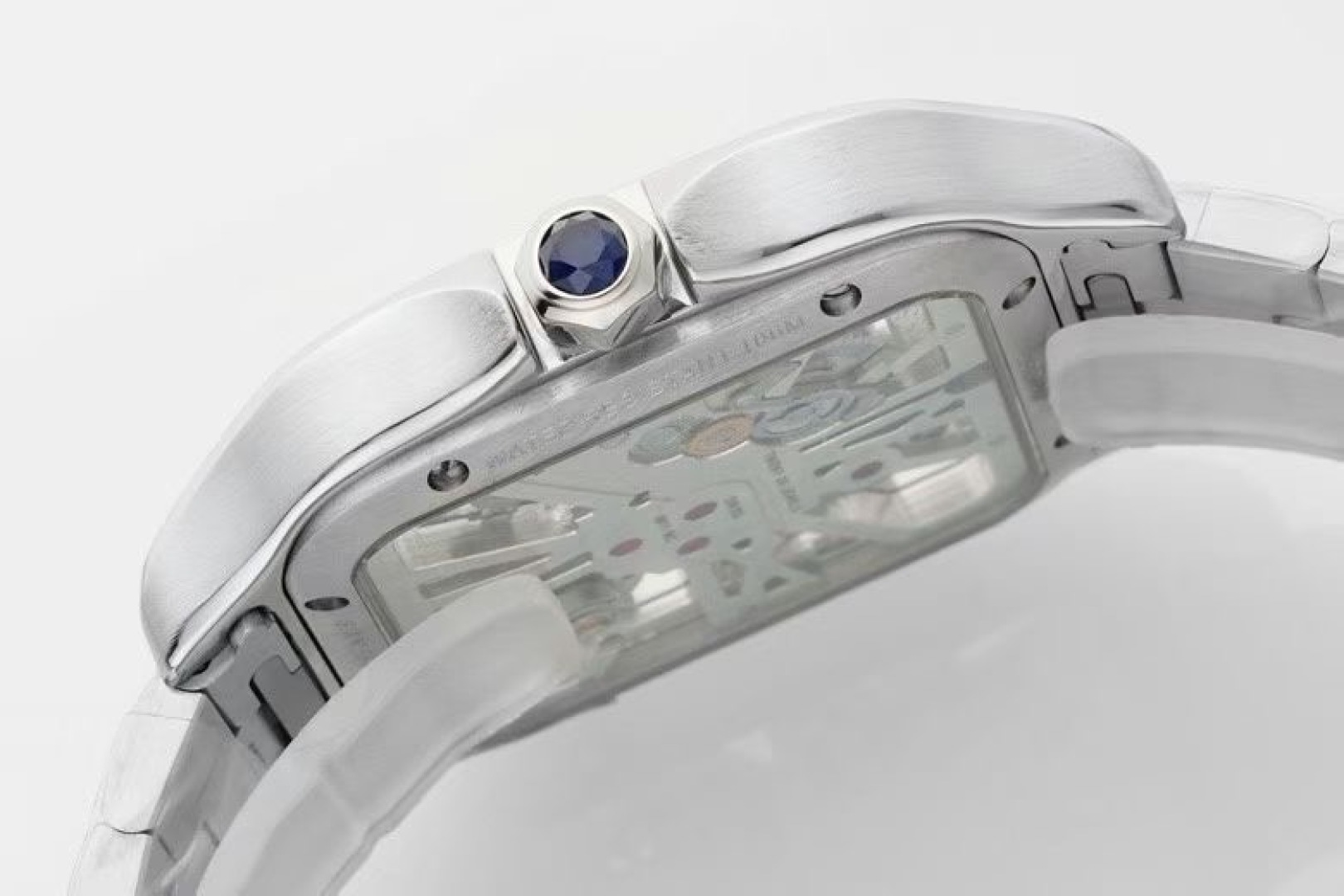 Cartier 卡地亚 CARTIER山度士系列 腕表，以突破性设计与精湛工艺诠释着时间的艺术。山度士镂空机械