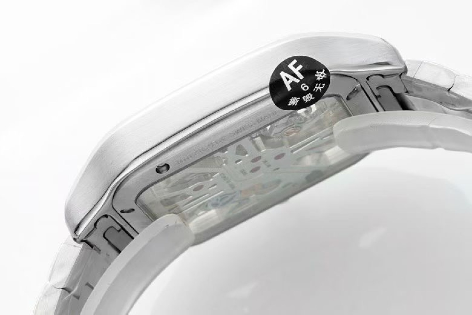 Cartier 卡地亚 CARTIER山度士系列 腕表，以突破性设计与精湛工艺诠释着时间的艺术。山度士镂空机械