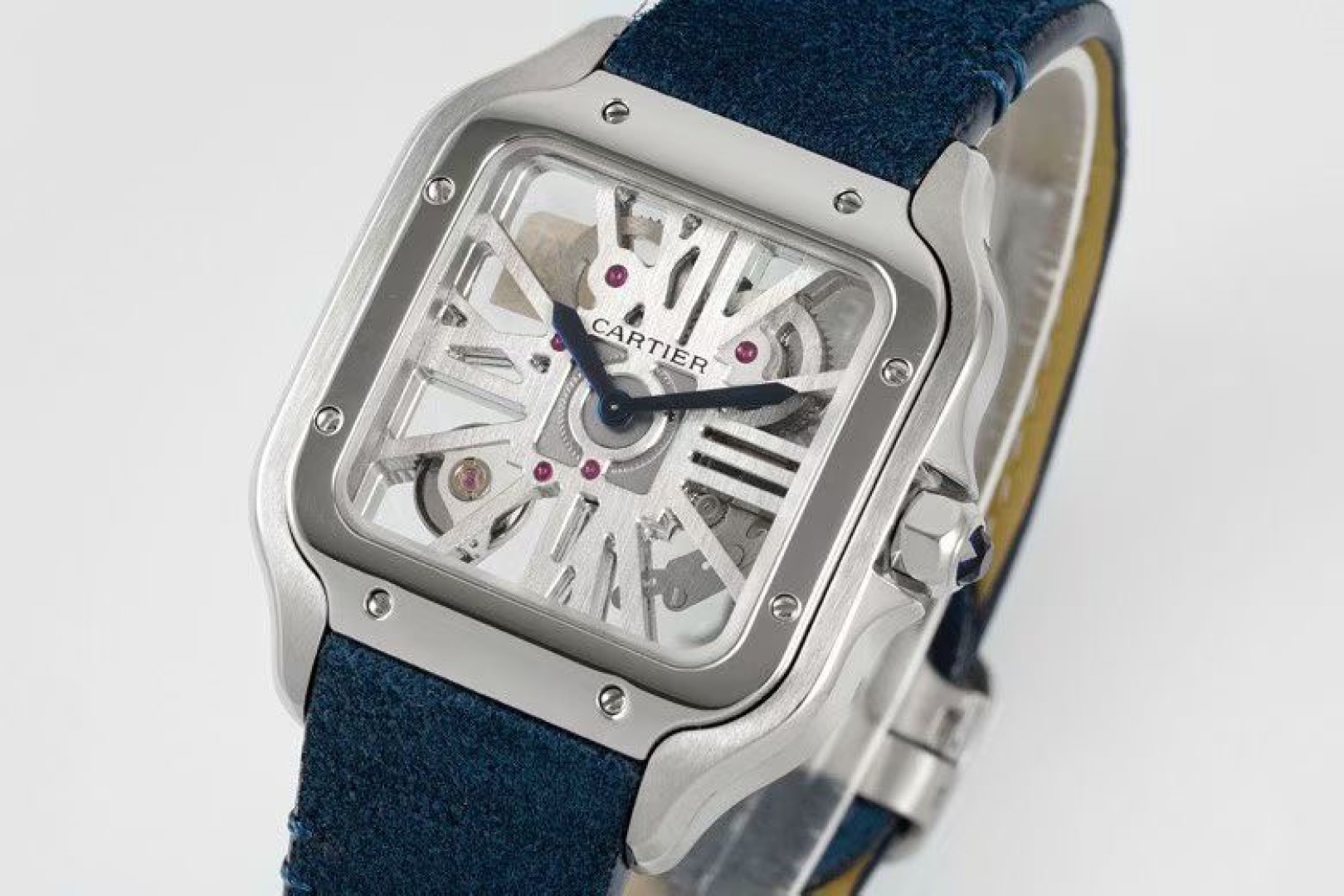 Cartier 卡地亚 CARTIER山度士系列 腕表，以突破性设计与精湛工艺诠释着时间的艺术。山度士镂空机械