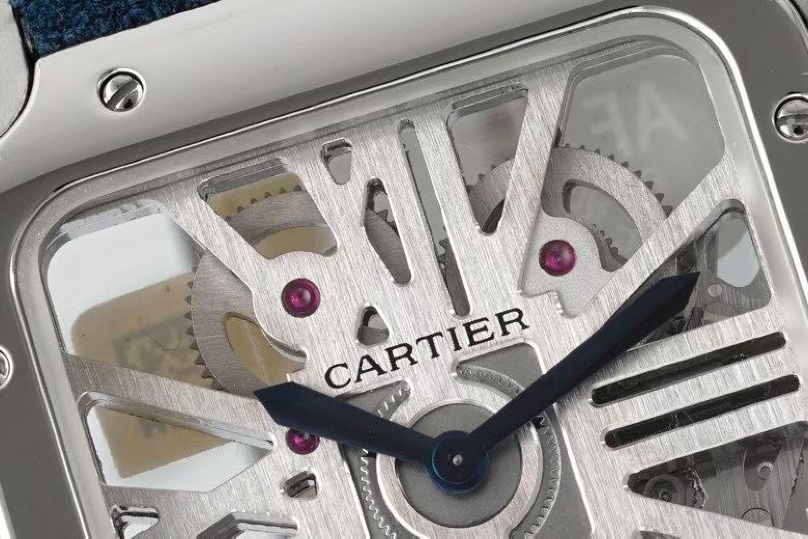 Cartier 卡地亚 CARTIER山度士系列 腕表，以突破性设计与精湛工艺诠释着时间的艺术。山度士镂空机械