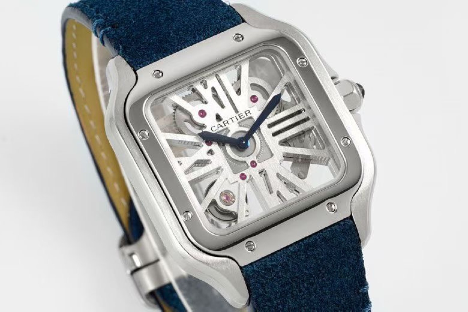 Cartier 卡地亚 CARTIER山度士系列 腕表，以突破性设计与精湛工艺诠释着时间的艺术。山度士镂空机械