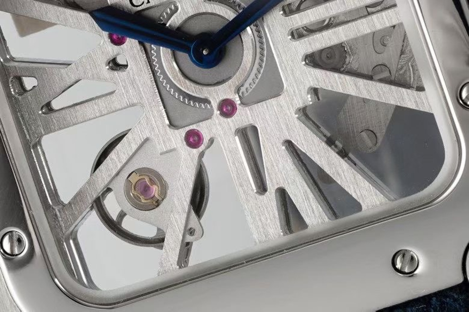 Cartier 卡地亚 CARTIER山度士系列 腕表，以突破性设计与精湛工艺诠释着时间的艺术。山度士镂空机械