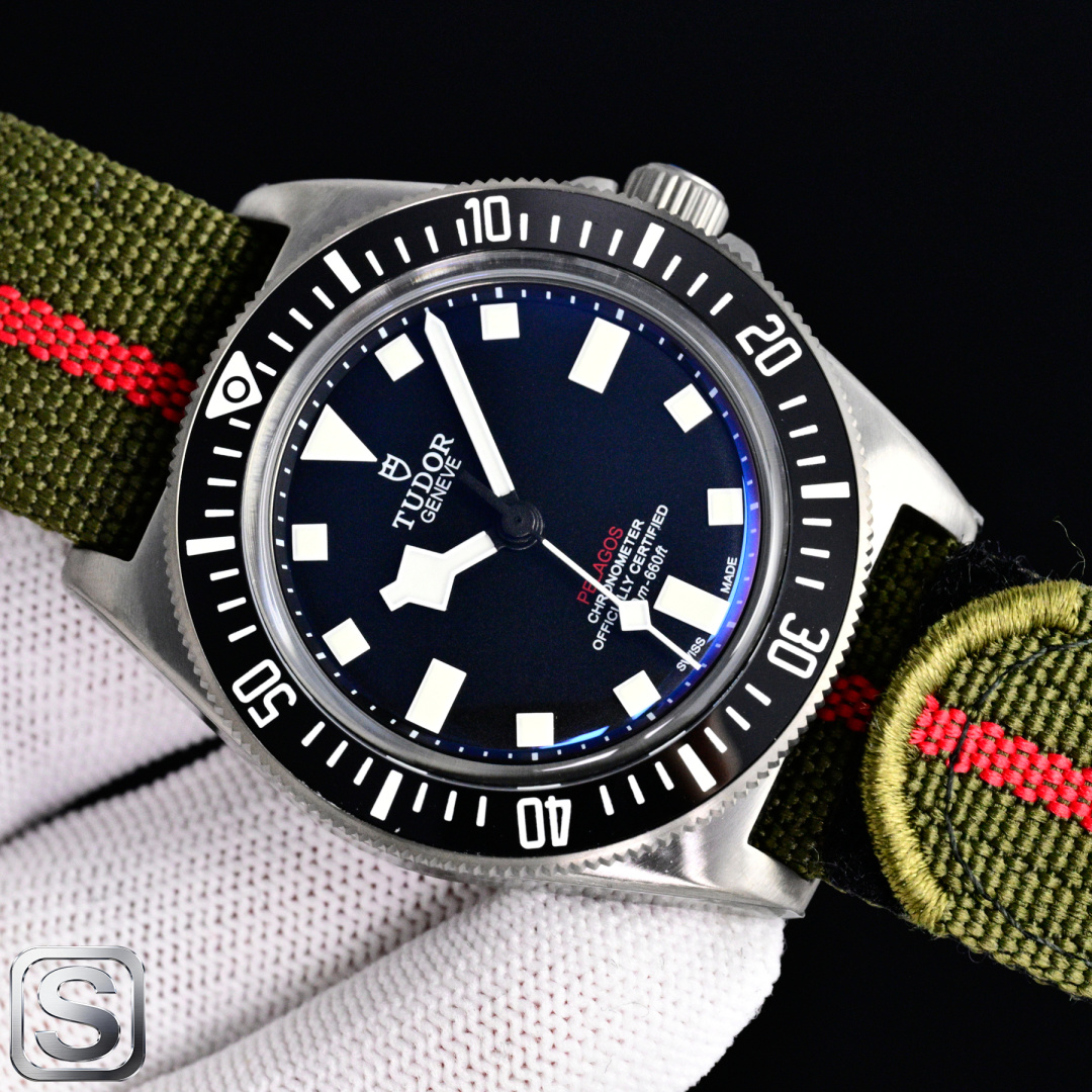 NO:765681,Produced by TW Factory TW Factory TUDOR RK1 Leading Submersible Series FXD - ③ 'Subversion·Innovation' The first one to use ultra-high-cost racing sailing materials. It has the characteristics of super wear resistance and super high temperature resistance and is often used in high-end fighter jets! It is the first time it is used for Tudor; it is also Rolex's pioneering attempt to create materials for the next watch, which is in line with the innate spirit of daring to be the first! The case diameter of the leading submersible FXD model M25707 is 42 mm, which is consistent with the official! The thickness of the case is 12.5mm, which is thinner than the official one! The highest performance x1 grade Swiss Super-LumiNova luminous coating is used on the bezel ceramic material. The watch hands use a separate molded pattern needle instead of a low-cost corroded needle. The needle is repeatedly oil-based printed and then filled with Swiss X1 grade Super-LumiNova luminous material; synchronized with the lettering, it is snow white and has a slight light green. The literal matte dial is matched with one-piece luminous ceramic composite three-dimensional hour markers; it is equipped with the highest performance x1 level Swiss Super-LumiNova luminous coating. It is luxurious and exquisite. Recommend men's mechanical watches. For the best luxury gifts, please look for TW's exclusive quality.19860909TW 出品  TW Factory 帝舵 TUDOR RK1 领潜型系列 FXD －③『颠覆·创新』 首枚使用造价超高的竞赛帆船材料,它具有 超耐磨 超耐高温特点而多用于高尖端战斗机！ 它第一次用于帝舵；也是Rolex为下一只腕表材料的诞生做了一次前锋的尝试,正应了天生敢为先的精神！ 领潜型FXD型号M25707 表壳直径42 mm,与官方一致！ 表壳厚度12.5mm,比官方更薄！ 圈口陶瓷材料上使用最高性能x1级瑞士Super-LumiNova夜光涂层. 表针重本使用單独模具的批花针而非低成本腐蚀针,针重复油性印刷后填瑞士X1级别Super-LumiNova夜光材料；同步于字面雪白又有丝丝微淡浅绿. 字面哑光表盘,搭配一体成型夜光陶瓷复合材质立体钟点标记；配以最高性能x1级瑞士Super-LumiNova夜光涂层,奢华精致推荐男士机械腕表 送礼最佳奢华推荐请认准TW独家品质,,Watch