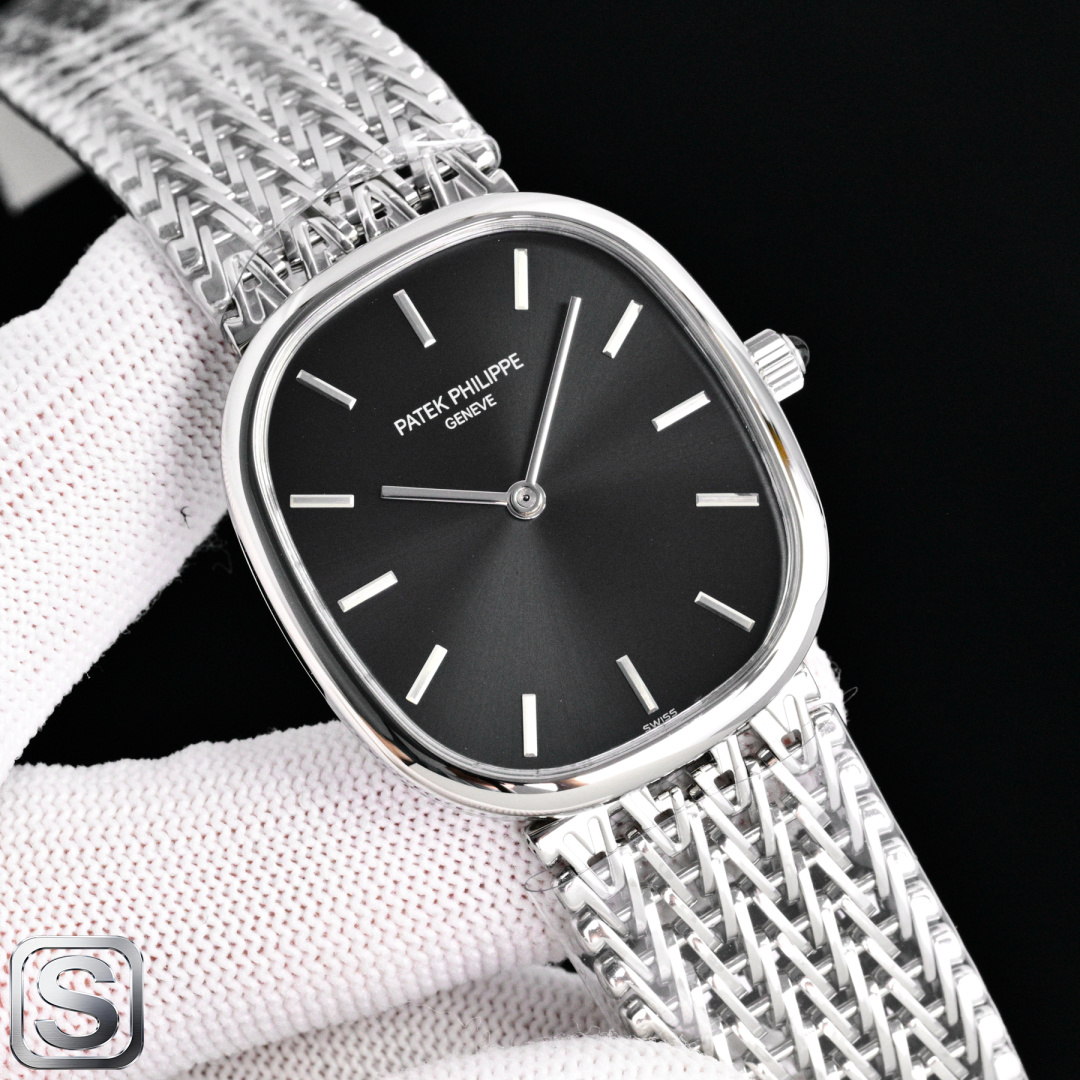 NO:765718,Produced by TW White case Gold case 2800 TW Factory PATEK PHILIPPE 'Patek Philippe' 5738 H Slim 6.2mm Weight 75g Brand new chain bracelet Fully hand-assembled PP Manual winding Delivery Calfskin strap + pin buckle Mechanical Imported movement Patek Philippe  5738/1R is the brand’s classic tonneau-shaped watch masterpiece. It is made of fine steel as a whole. The warm metallic luster complements the exquisite textured strap, showing a luxurious texture. The dial is made of deep black, with simple strip hour markers and fiber optics.  Thin hands and a design without unnecessary decoration outline a minimalist aesthetic style, which perfectly blends elegance and low-key. The barrel-shaped outline of the watch case has smooth lines and a curvature that fits the wrist. It not only makes the wearing experience comfortable, but also makes the shape of the watch more recognizable.  The biggest highlight of this watch is its exclusive chain bracelet. Each link is a gold oval ring, which is 'interlocked' to form a whole, which is both beautiful and durable. The bracelet is made and installed by hand one by one with 300 links. The pattern of the bracelet is novel and reliable. Warm reminder: When reducing the length of the bracelet, you need to start from the first section. Luxury and exquisite men's mechanical watches are recommended. For the best luxury recommendations for gifts, please look for TW's exclusive quality, patek philippe, cowhide19860909TW 出品 白壳 金壳 2800 TW Factory PATEK PHILIPPE「百达翡丽」5738 H  纤薄 6.2mm 重量 75g  全新链式表链 全手工装制 PP 手动上链  配送 小牛皮表带+针扣 机械 进口机芯 百达翡丽 5738/1R是品牌经典的酒桶形腕表代表作,整体采用精钢材质打造,温润的金属光泽与精致的纹理表带相得益彰,尽显奢华质感.表盘选用深邃的黑色调,搭配简约的条状时标与纤细的指针,无多余装饰的设计勾勒出极简的美学风格,将优雅与低调融合得恰到好处.其表壳的酒桶形轮廓线条流畅,弧度贴合腕间,佩戴体验舒适的同时,也让腕表的造型更具辨识度. 这款腕表最大的亮点在于其配备的独家链式表链.每一个链节都是一个金质椭圆形环,通过“环环相扣”形成整体,既美观又耐用.表链由300枚链节手工逐一制作和安装,表链图样新颖又可靠. 温馨提示调减表链长度时,需要从第一节开始进行,奢华精致推荐男士机械腕表 送礼最佳奢华推荐请认准TW独家品质,,patek philippe,cowhide,Watch