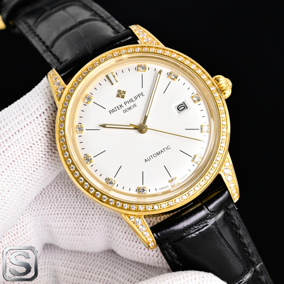 NO:821229,Produced by TW, the white case and gold case TW Factory Patek Philippe PP GV3 is the highest version of the watch on the market!  The team of watchmakers spent 6 months carefully designing, daring to be the first, breaking through multiple layers of technical bottlenecks, and striving for perfection!  [Case] The market's exclusive latest pot lid glass material, 12 scales integrated with the glass, with a strong 3D three-dimensional effect, ultra-thin craftsmanship, diameter 40mm [Movement] The watch uses the original movement, with a vibration frequency of 28,800 times per hour, and zero repair quality. [Strap Buckle] The style is matched with Italian cowhide to make the wrist more comfortable and comfortable. The watch buckle is engraved with a classic logo, generous and classy.  No one really owns Patek Philippe, they just keep it for the next generation. Luxurious and exquisite recommendations for men’s mechanical watches as gifts. Best luxury recommendations. Please look for TW’s exclusive quality, patek philippe, cowhide19860909TW 出品 白壳 金壳 TW Factory 百达翡丽PP GV3 市场最高版本腕表！制表师团队历时6个月精心设计,敢为人先,突破多层技术瓶颈,力求完美！【表壳】市场独家最新锅盖玻璃材质,12个刻度与玻璃融为一体,具有超强3D立体感,超薄工艺,直径40mm【机芯】腕表采用原装机芯,每小时振频28800次,零返修质量.【表带扣】款式搭配意大利牛皮让手腕更贴合舒适,腕表表扣上面刻经典标志,大方富有档次. 没有人真正拥有百达翡丽,只不过为下一代保管而已,奢华精致推荐男士机械腕表送礼最佳奢华推荐请认准TW独家品质,,patek philippe,cowhide,Watch
