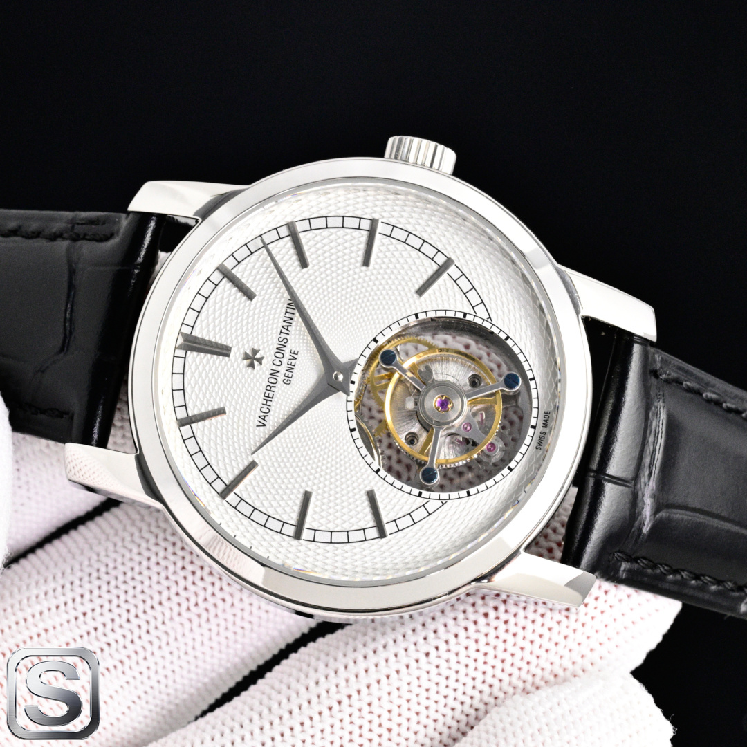 NO:821235,Produced by TW, TW Factory launches new model Vacheron Constantin VC KF1 true flywheel, new Traditionnelle series  Tourbillon watch, the classic design has a new look, showing the harmonious blend of watchmaking tradition and modern aesthetics. The charming dark green sunburst dial or sandblasted white dial or engraved pattern, with white gold baton hour markers and sword-shaped hands highlight the contrasting beauty. No matter which dial contains the essence of loft craftsmen passed down from generation to generation.  The superb watchmaking skills and extremely delicate design style perfectly interpret 'elegance, simplicity and creativity', all demonstrating Vacheron Constantin's profound foundation as one of the world's top watches. The tourbillon at six o'clock rotates evenly with a gentle and stable rhythm, allowing people to calmly appreciate the graceful mechanical dance of the tourbillon!  Manual winding coaxial tourbillon, an entry-level model for collecting and playing, you will reach the peak once you get started!  Size 42*11.9mm, swing 28800!  Luxury and Exquisite Recommendation: Men’s True Flywheel Mechanical Watch as a Gift. Best Luxury Recommendation. Please look for TW’s exclusive quality, Vacheron19860909TW 出品  TW Factory 新款推出 江诗丹顿 VC KF1 真飞轮 全新Traditionnelle 传袭系列 陀飞轮腕表,经典设计焕然一新,展现出制表传统与现代美学的和谐相融,迷人的深绿色旭日纹表盘或喷砂白盘或雕花纹,搭配白金材质的棒状时标和剑形指针突显出对比美感,无论哪种盘面都蕴涵了阁楼工匠们世代相传的精湛制表技艺以及极致细腻的设计风格完美的诠释了“优雅、简约、创意”无一不在展示着江诗丹顿作为世界顶级腕表之一的深厚功底.六点位的陀飞轮°均匀旋转,平缓而稳定的节奏,令人得以从容欣赏陀飞轮曼妙的机械之舞！手动上链同轴陀飞轮,收藏把玩级别入门款,上手即巅峰！尺寸42*11.9mm,摆幅28800！奢华精致推荐男士真飞轮机械腕表送礼最佳奢华推荐请认准TW独家品质,,vacheron,Watch