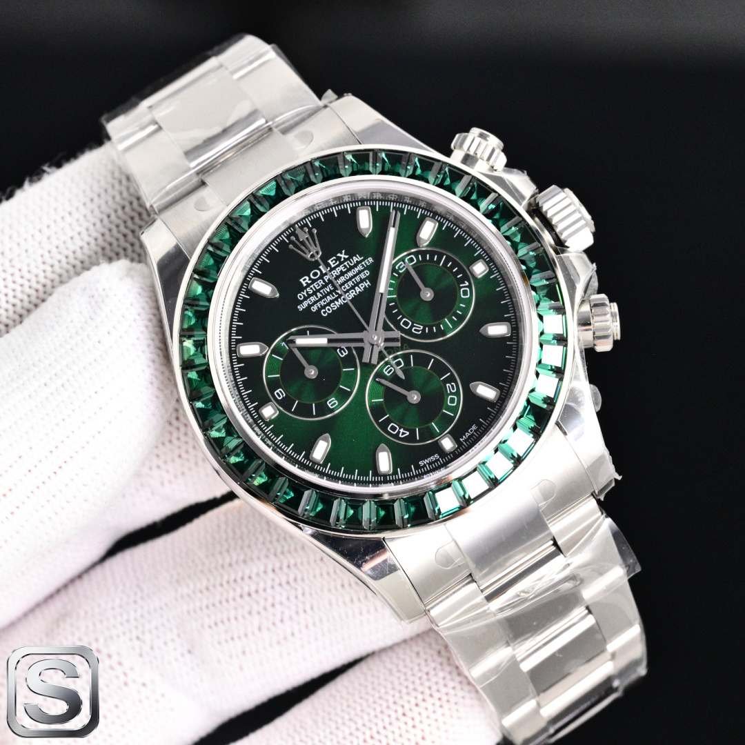 NO:820695,New products launched M.Factory, clean. The Rolex Daytona series is now available in optional designs, with optional diamond rings, lettering, shells, tape, and steel strap models. A newly launched modified Daytona modified watch, equipped with Dandong 4802, Dandong movement. With colorful and dazzling sapphires and cultured diamonds. The modified watch not only has a completely new appearance, but also achieves a qualitative leap in performance and function.  Whether it is a classic replica that pursues retro charm, or a fashion innovation that showcases modern technology; whether it is a unique customization that highlights your personal taste, or a cross-border design that incorporates multicultural elements, we can meet your every need and expectation for watch modifications. Let your watch no longer be a cookie-cutter timekeeping tool, but a fashion accessory that highlights your unique style and personality, and a focus piece that you can confidently wear on any occasion.  In this ever-changing era, let us embark on an extraordinary journey of watch modification, promotions, steel belts with tape, color selection, multi-functional mechanical watches,,, rolex19860909新品 上市 M.Factory,clean. 劳力士 ROLEX 迪通拿系列,现推出选配设计,可任选钻圈,字面,壳套任意搭配,胶带,钢带款 全新推出改装品迪通拿改表,搭载丹东4802,丹东机芯 . 搭配炫彩夺目耀眼的蓝宝石跟培育钻.改装后的手表,不仅在外观上焕然一新,更在性能与功能上实现了质的飞跃. 无论是追求复古韵味的经典复刻,还是展现现代科技感的时尚创新；无论是彰显个性品味的独特定制,还是融合多元文化元素的跨界设计,我们都能满足您对手表改装的每一个需求与期待.让您的手表不再是千篇一律的计时工具,而是成为彰显您独特风格与个性魅力的时尚配饰,是您在任何场合都能自信佩戴的焦点之作. 在这个瞬息万变的时代,让我们一同踏上手表改装的非凡之旅,优惠活动,钢带送胶带,颜色任选多功能机械腕表,,,rolex,Watch